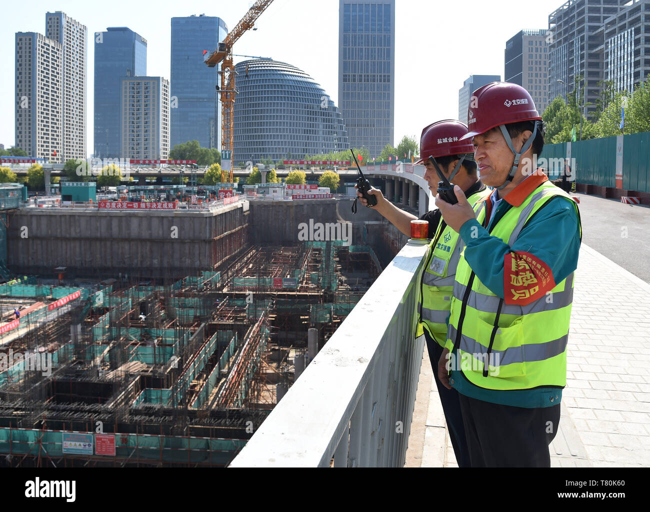 (190510) -- Pechino, 10 maggio 2019 (Xinhua) -- Foto scattata il 9 Maggio 2019 mostra il cantiere per la costruzione dell'inverno del villaggio olimpico del 2022 Giochi Olimpici Invernali, a Pechino, in Cina. Secondo una intervista esclusiva giovedì a Xu Zhijun, vice segretario di Pechino il comitato organizzatore per il 2022 Giochi Olimpici e Paraolimpici Invernali il lavoro di preparazione è finora va senza problemi in termini di molti aspetti come le infrastrutture di progetti di costruzione, come ci sono mille giorni a sinistra fino al 2022 Pechino Olimpiadi Invernali iniziare. (Xinhua/Ren Chao) Foto Stock