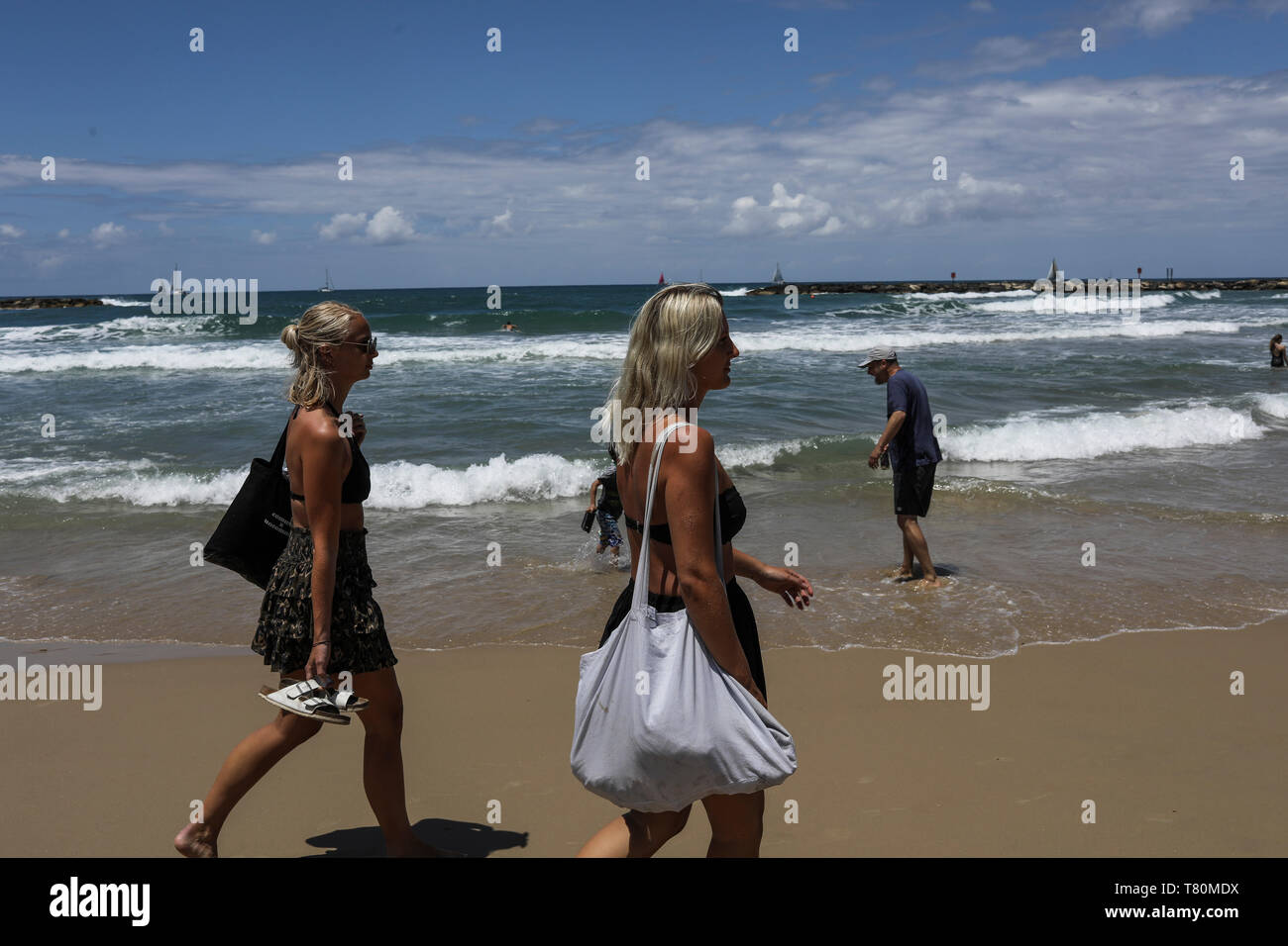 Tel Aviv, Israele. 09 Maggio, 2019. Le donne a piedi lungo la spiaggia di Tel Aviv. La città costiera ospiterà la International Song Competition " Eurovision " il 18 maggio 2019. Credito: Ilia Yefimovic/dpa/Alamy Live News Foto Stock