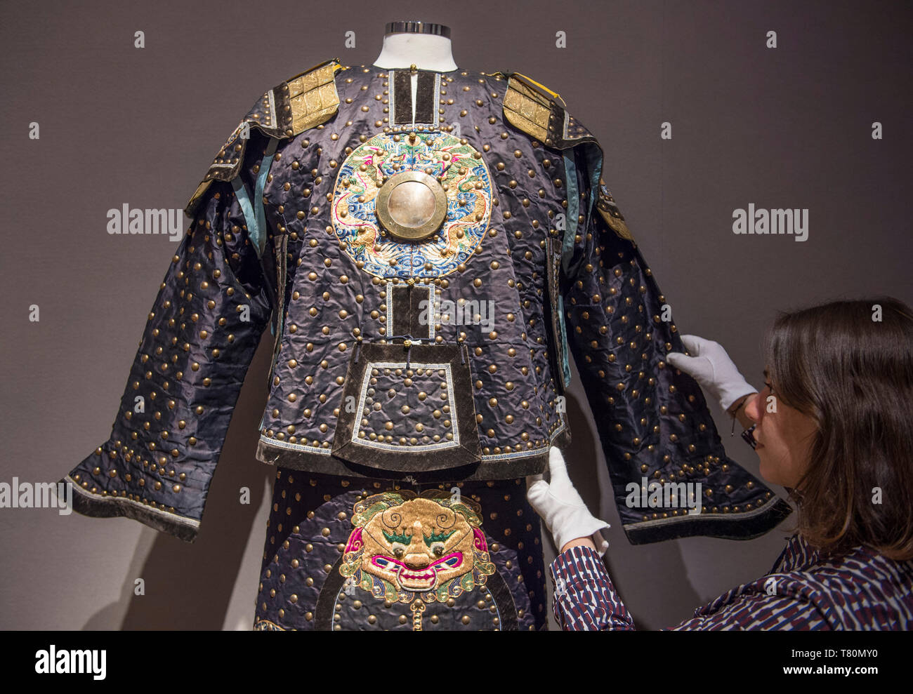 Christie's, Londra, Regno Unito. Il 10 maggio 2019. Christie's molla Asian Art Auction preview riunisce tre aste cinese che si terrà il 14 maggio, con opere di spanning porcellana imperiale, buddista bronzi, Yixing ceramiche, sculture di giada, tabacco da fiuto bottiglie, tessili e dipinti. Immagine: Blue-Ground armatura cerimoniale con casco, circa 1900. Stima £ 20,000-40,000. Credito: Malcolm Park/Alamy Live News. Foto Stock