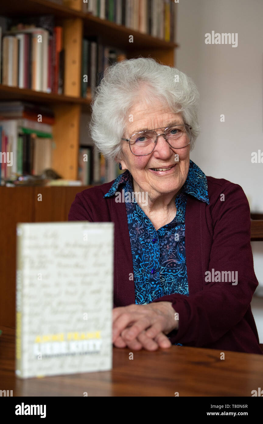 Berlino, Germania. 09 Maggio, 2019. Magno Nussbaum, un amico delle sorelle Margot e la casa di Anna Frank, sorrisi durante un dpa intervista circa il libro "Anne Frank - Liebe Kitty'. 'Dear Kitty' è il destinatario immaginario di molte lettere diario di Anne Frank. (Per "Amore Kitty' - Anne Frank del romanzo è riscoperto) Credito: Soeren Stache/dpa/Alamy Live News Foto Stock