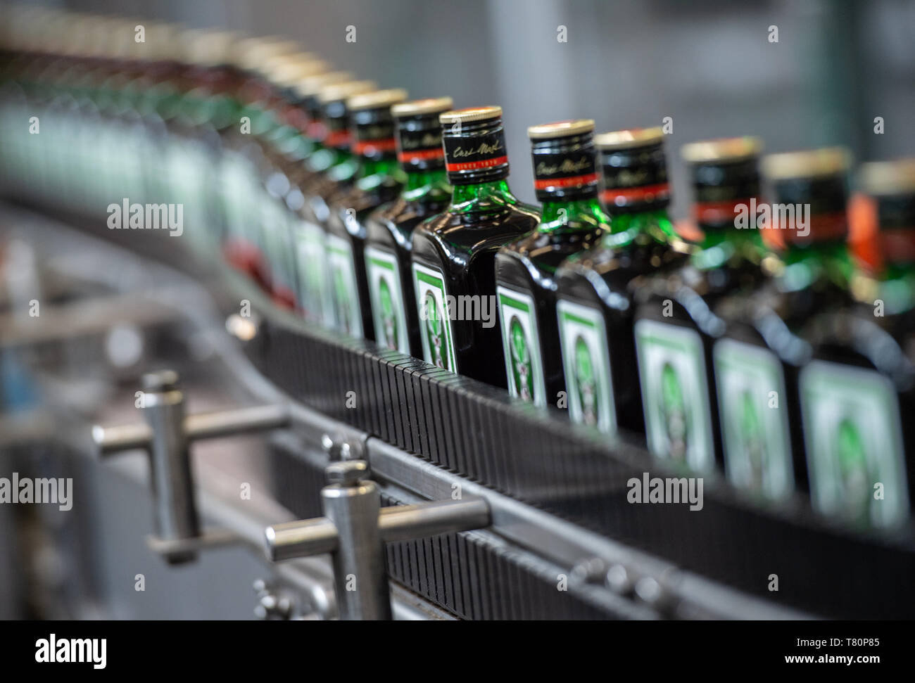 Wolfenbüttel, Germania. Il 10 maggio 2019. Jägermeister bottiglie sono trasportati su un nastro trasportatore in espanso di recente impianto di riempimento del produttore di bevande Jägermeister. Con questa espansione, Jägermeister ha, secondo le proprie informazioni, realizzato uno dei più grandi spiriti di impianti di imbottigliamento in Europa. Foto: Christophe Gateau/dpa Credito: dpa picture alliance/Alamy Live News Foto Stock