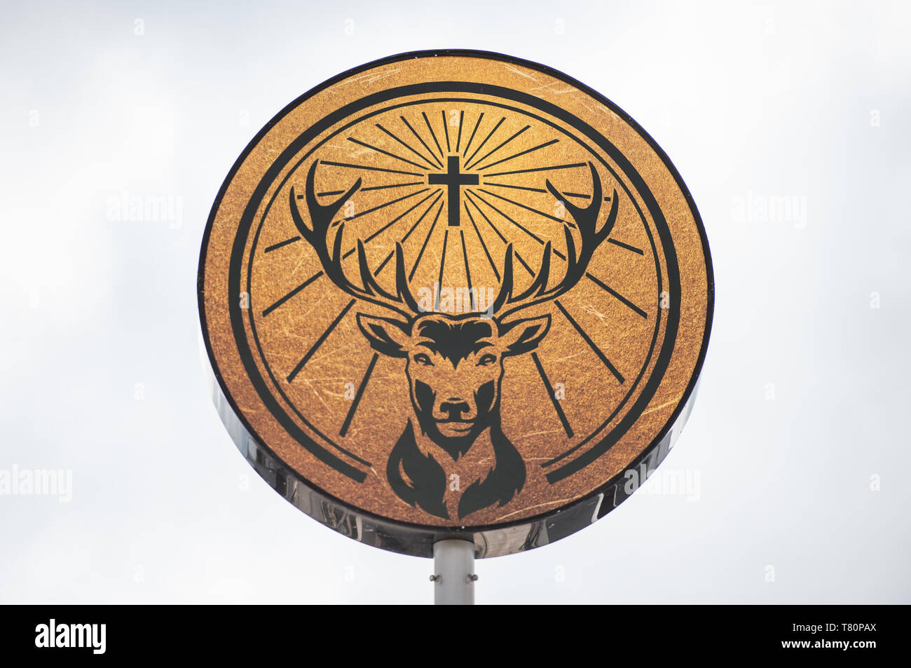 Wolfenbüttel, Germania. Il 10 maggio 2019. Il logo della società può essere visto sul tetto del recentemente allargato impianto di riempimento del produttore di bevande Jägermeister. Con questa espansione, Jägermeister ha, secondo le proprie informazioni, realizzato uno dei più grandi spiriti di impianti di imbottigliamento in Europa. Foto: Christophe Gateau/dpa Credito: dpa picture alliance/Alamy Live News Foto Stock