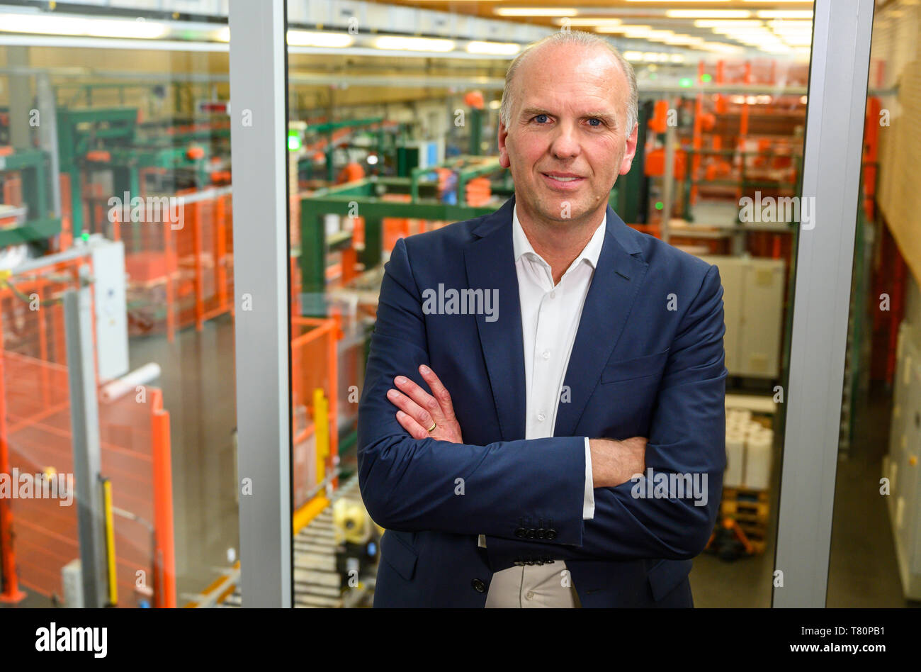 Wolfenbüttel, Germania. Il 10 maggio 2019. Michael Volke, CEO di Mast-Jägermeister, sorge nella recentemente ampliato impianto di imbottigliamento della bevanda fabbricante Jägermeister. Con questa espansione, Jägermeister ha, secondo le proprie informazioni, realizzato uno dei più grandi spiriti di impianti di imbottigliamento in Europa. Foto: Christophe Gateau/dpa Credito: dpa picture alliance/Alamy Live News Foto Stock