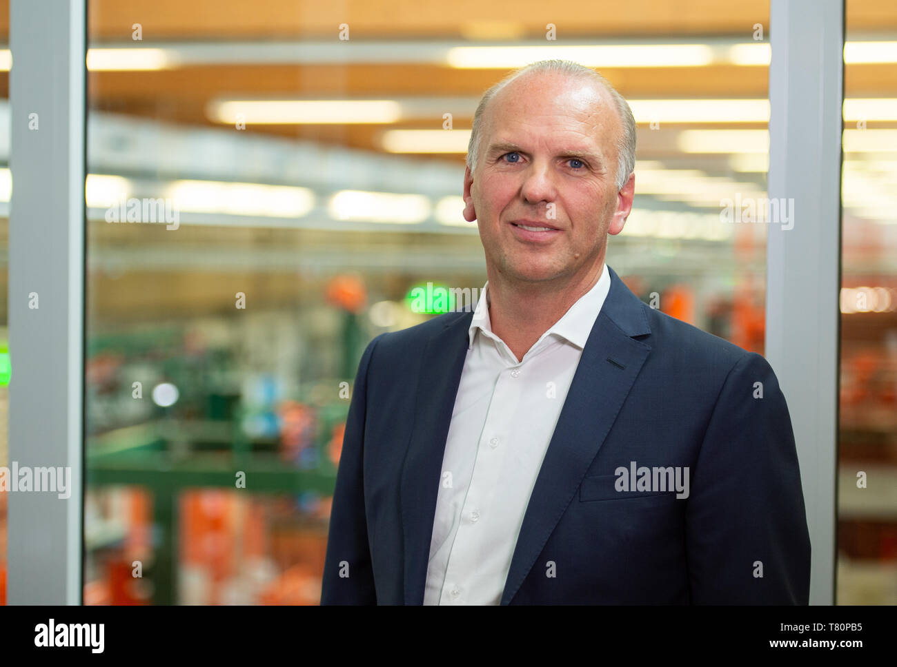 Wolfenbüttel, Germania. Il 10 maggio 2019. Michael Volke, CEO di Mast-Jägermeister, sorge nella recentemente ampliato impianto di imbottigliamento della bevanda fabbricante Jägermeister. Con questa espansione, Jägermeister ha, secondo le proprie informazioni, realizzato uno dei più grandi spiriti di impianti di imbottigliamento in Europa. Foto: Christophe Gateau/dpa Credito: dpa picture alliance/Alamy Live News Foto Stock