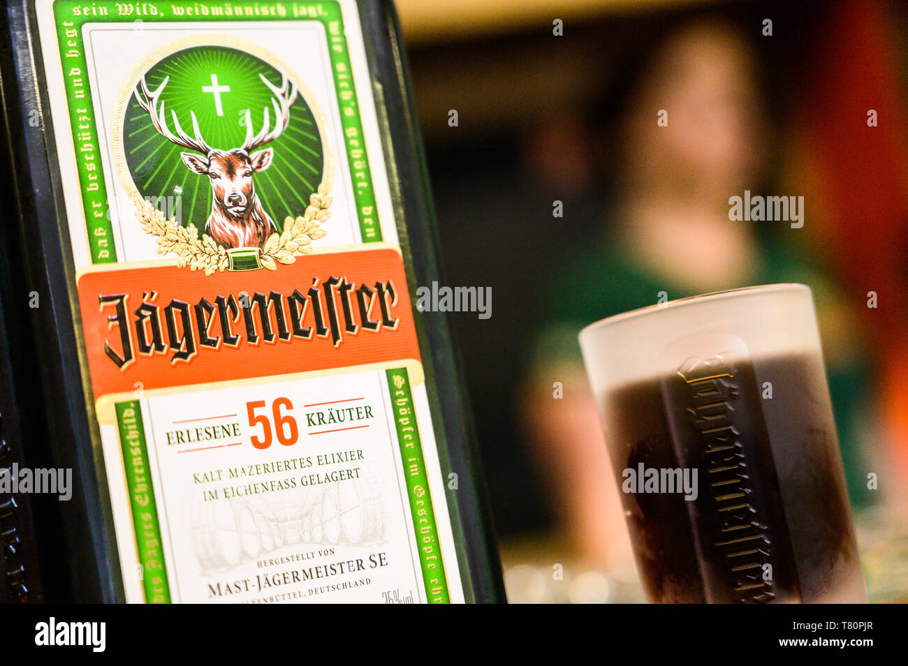 Wolfenbüttel, Germania. Il 10 maggio 2019. Una bottiglia e un bicchiere di grappa alla Jägermeister stand su un contatore all'apertura del recentemente allargato impianto di imbottigliamento della bevanda fabbricante Jägermeister. Con questa espansione, Jägermeister ha, secondo le proprie informazioni, realizzato uno dei più grandi spiriti di impianti di imbottigliamento in Europa. Foto: Christophe Gateau/dpa Credito: dpa picture alliance/Alamy Live News Foto Stock
