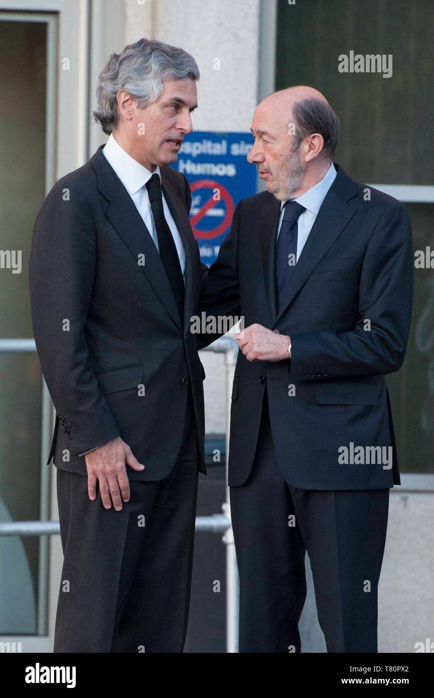 VELATORIO DE Adolfo SUAREZ EN LA CLINICA CEMTRO Adolfo Suárez ILLANA Y ALFREDO PEREZ RUBALCABA MADRID 23/03/2014 foto: GESÙ M. IZQUIERDO CORDON PREMERE 440/cordon premere 23.03.14.Madrid. La famiglia e gli amici di Adolfo SUAREZ, primo presidente spagnolo dopo il regime di Franco) al suo arrivo in ospedale dopo la sua morte lo spagnolo ex vice presidente del partito socialista Alfredo Perez Rubalcaba è morto a 67 anni di età in Madrid sofferenza dopo una corsa del cervello (ictus) all'inizio di questa settimana il Mercoledì. Cordon premere Foto Stock