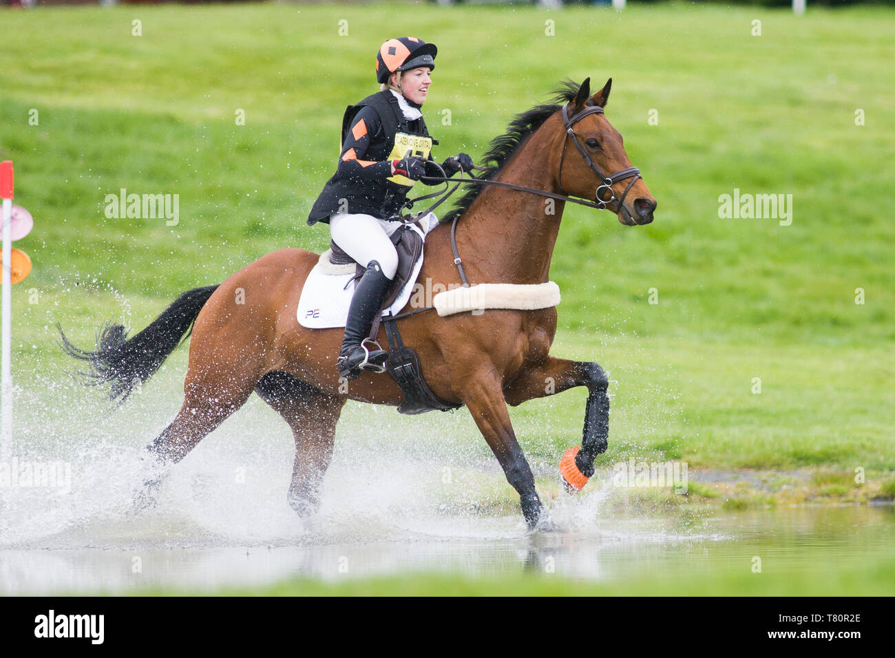 Kelso, Scottish Borders, UK. Il 10 maggio 2019. Rider 45 compete nel Cross Country nella classe CCI-S3* XC presso la principale sezione di acqua al giorno 2 del castello di pavimenti Horse Trials ospitato nel parco del castello di pavimenti, a Kelso, Scottish Borders. Credito: Scottish Borders Media/Alamy Live News Foto Stock