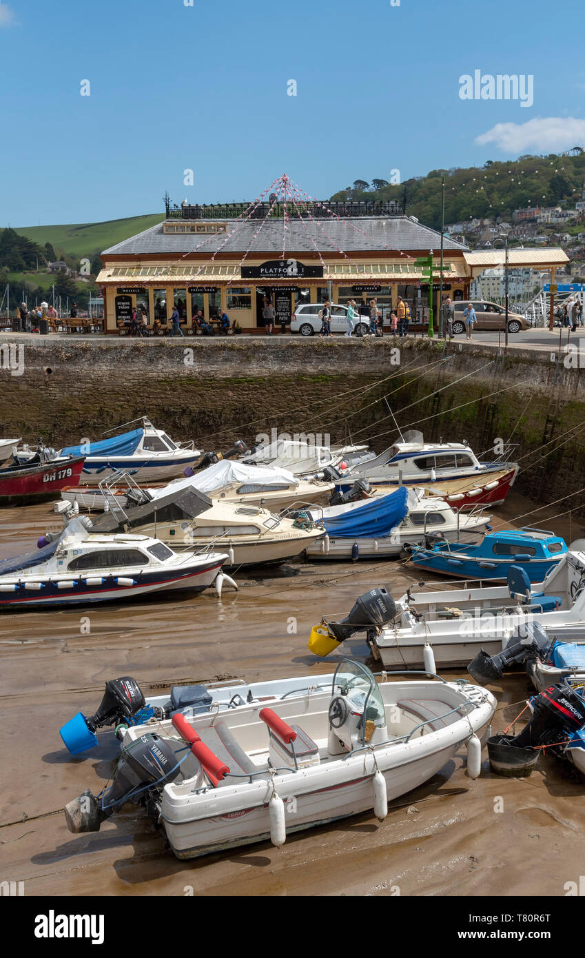 Dartmouth, South Devon, Inghilterra, Regno Unito. Maggio 2019. La vecchia stazione ferroviaria ora un cafe bar e il vecchio porto a bassa marea Foto Stock