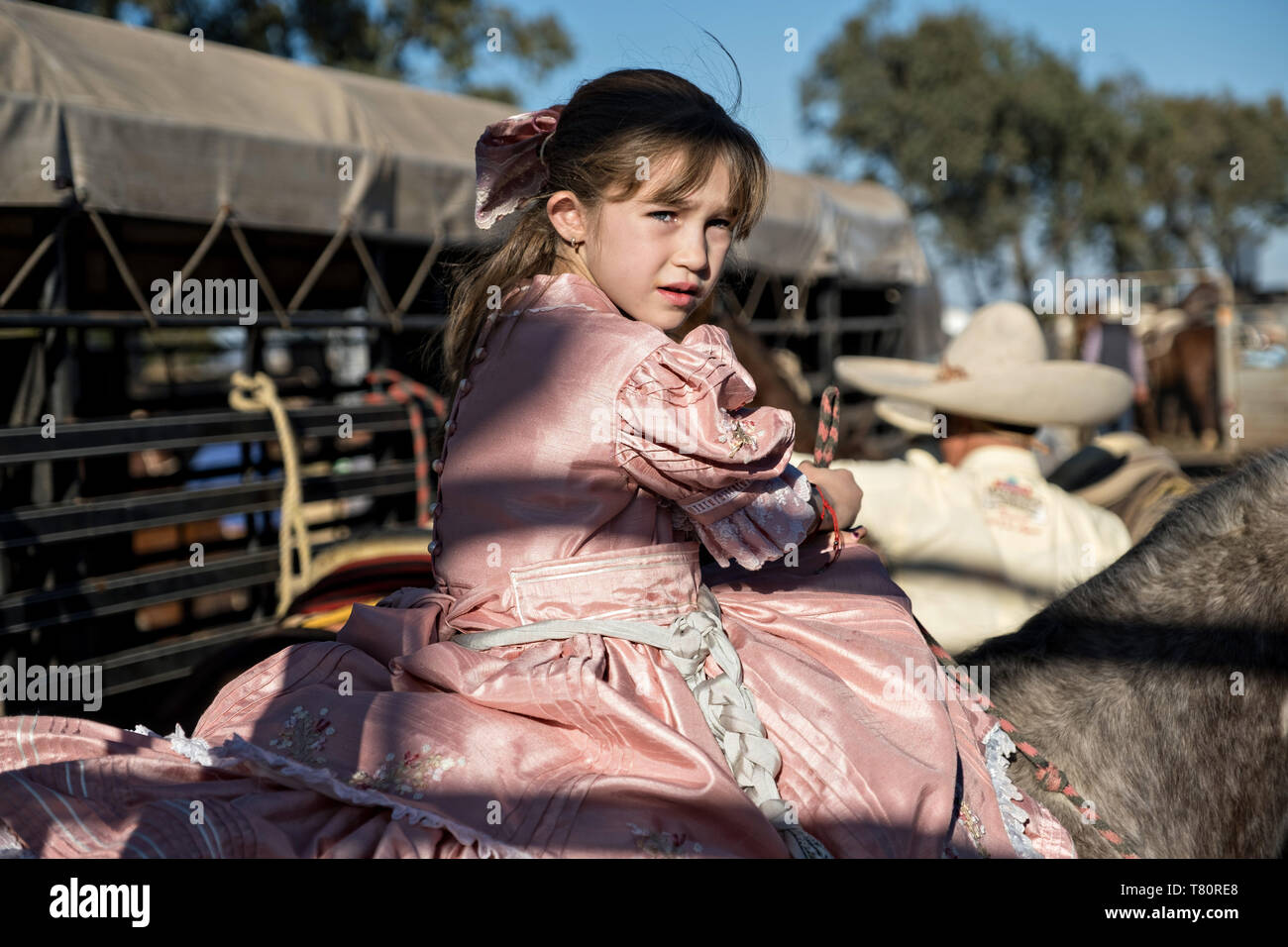 Analia Franco con la leggendaria famiglia Franco di Charro champions, gite a cavallo sidesaddle indossano il tradizionale costume Adelita durante un messicano rodeo sessione di pratica in Jalisco Highlands città di Capilla de Guadalupe, in Messico. Le donne partecipanti al tradizionale Charreada sono chiamati Escaramuza ed eseguire precisione visualizza equestre equitazione e sidesaddle garbed in abito Adelita. Foto Stock