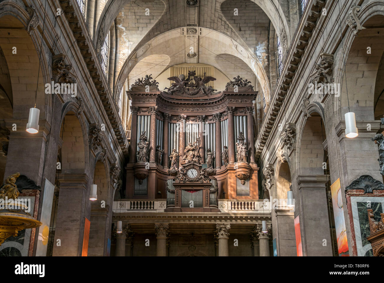 Hauptorgel der katholischen Pfarrkirche Saint-Sulpice, Parigi, Frankreich | chiesa principale organo della Chiesa Cattolica Romana di Saint-Sulpice interno, Foto Stock