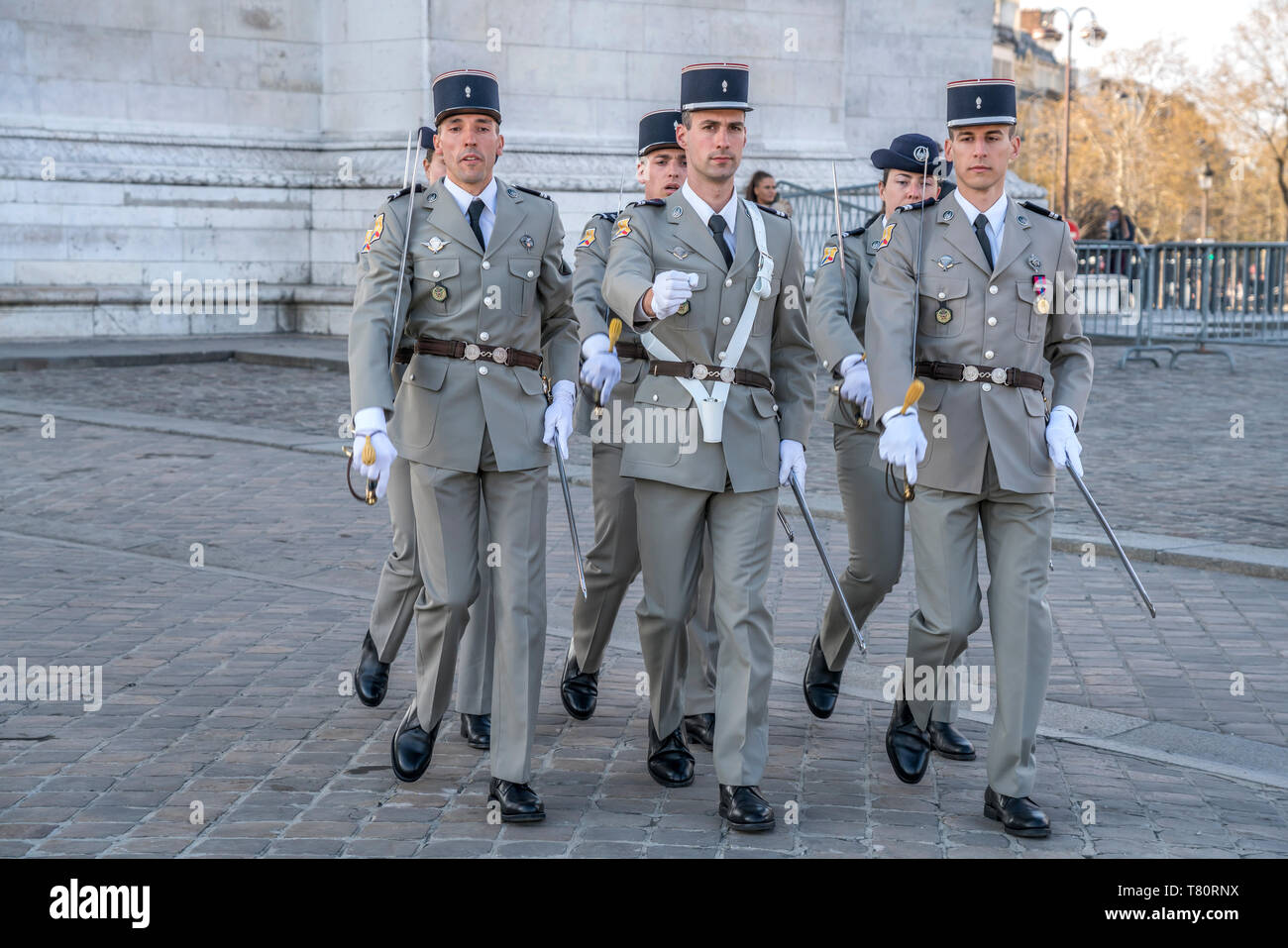 Parade von Soldaten der Fremdenlegion am Triumphbogen Arc de Triomphe, Parigi, Frankreich | sfilata della Legione Straniera francese di soldati a il trionfale Foto Stock