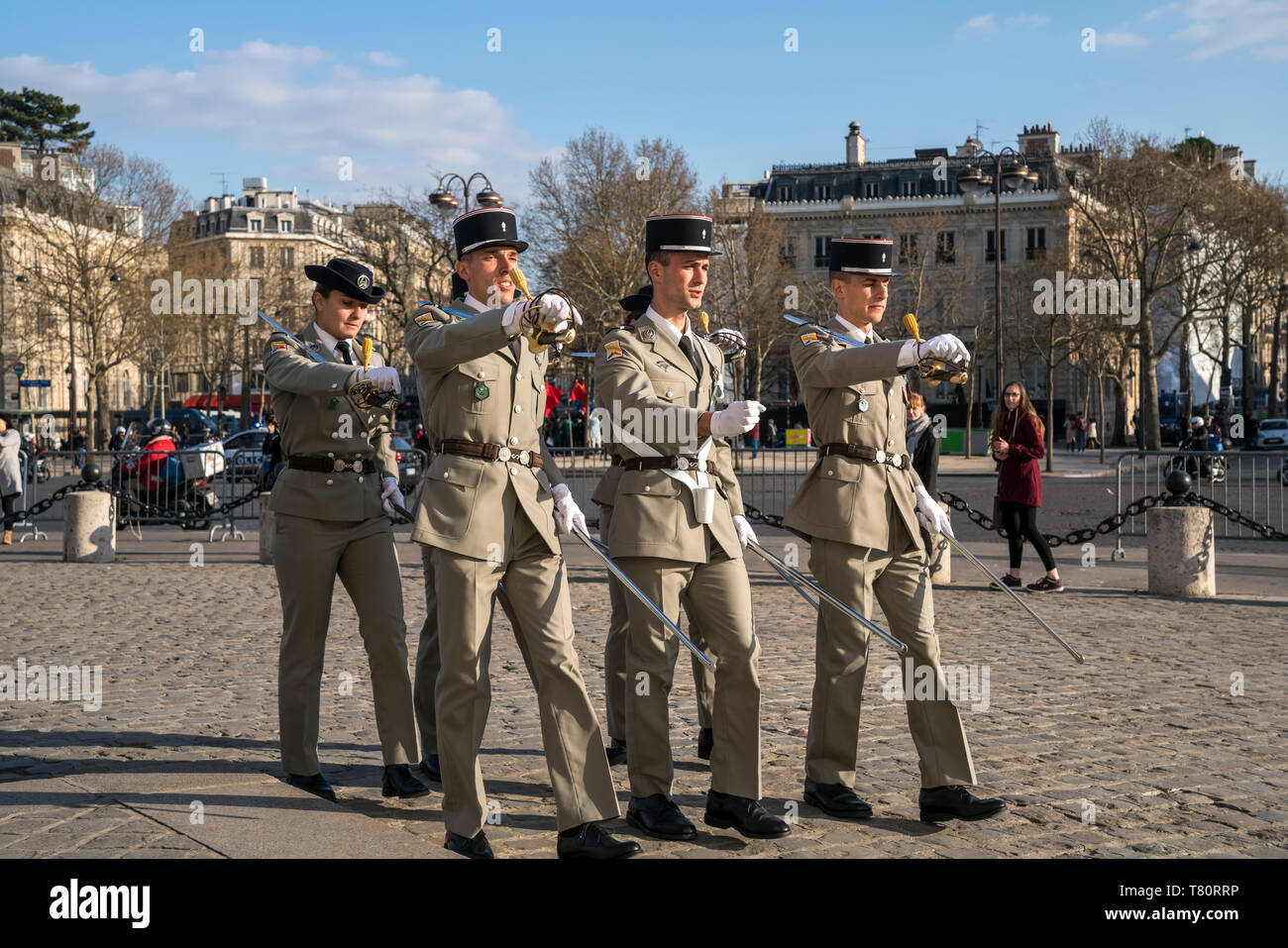 Parade von Soldaten der Fremdenlegion am Triumphbogen Arc de Triomphe, Parigi, Frankreich | sfilata della Legione Straniera francese di soldati a il trionfale Foto Stock