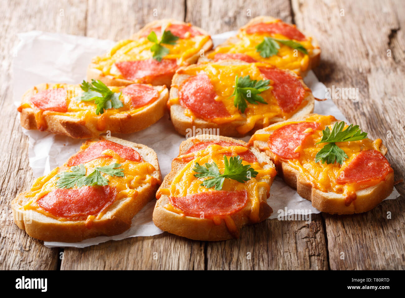 Sandwich caldi con salsiccia e fuso il formaggio cheddar vicino sul tavolo orizzontale. Foto Stock
