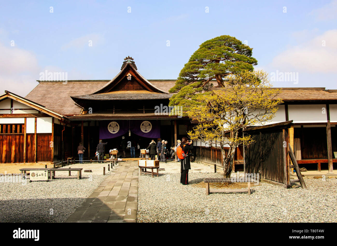TAKAYAMA, Giappone- Marzo 27, 2019:Il sito storico nazionale di Takayama Jinya- filiale del Bakufu Edo (governo) Foto Stock