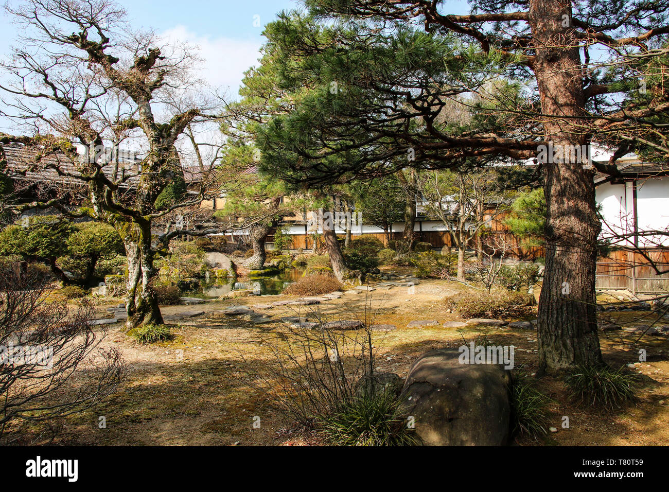 Giardino giapponese nel sito storico nazionale di Takayama Jinya, Takayama, Giappone Foto Stock