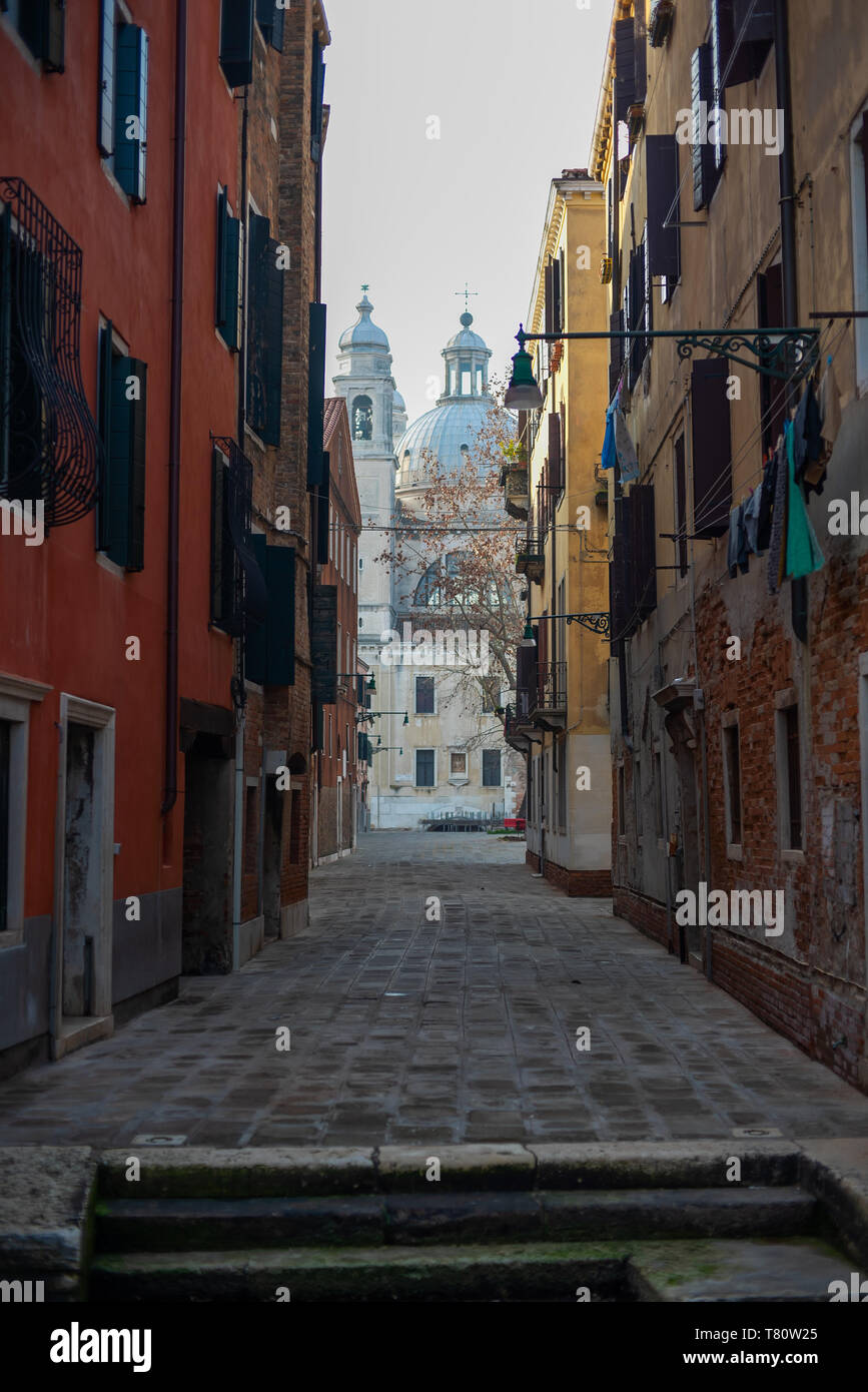 Strada stretta nella splendida città di Venezia in Italia. Foto Stock
