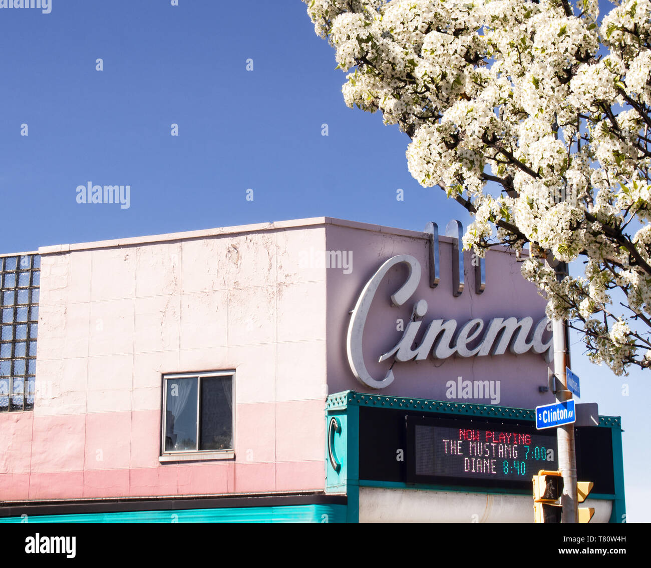 Rochester, New York, Stati Uniti d'America. Maggio 8, 2019. Marquee del Cinema Teatro Rochester, un retro movie theater whos porte aperte nel 1914, nella città di Roches Foto Stock