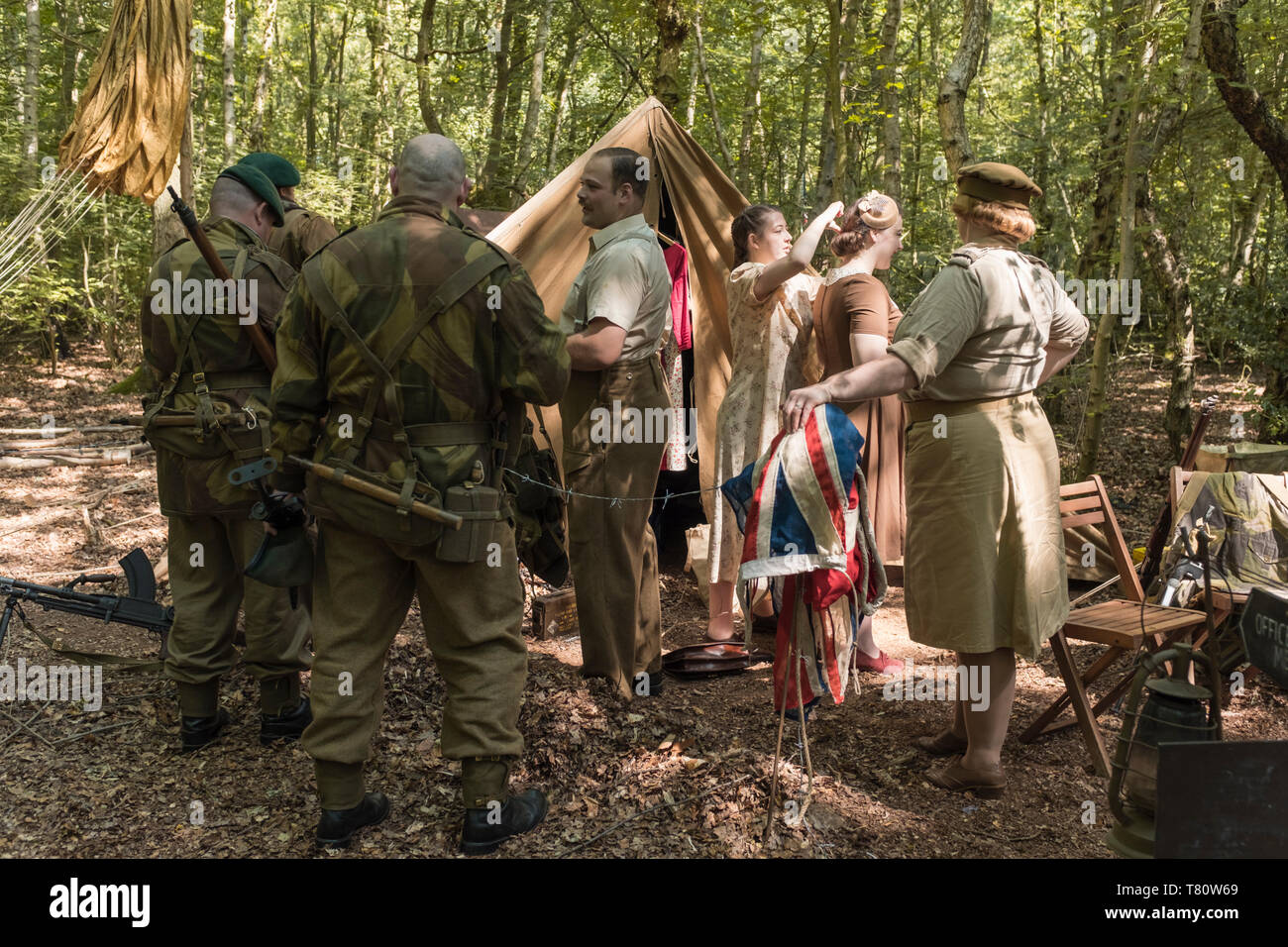 Woodhall Spa 1940s guerra mondiale due festival rievocazione weekend, civili e militari all'interno di un bosco ombreggiato radura. Foto Stock