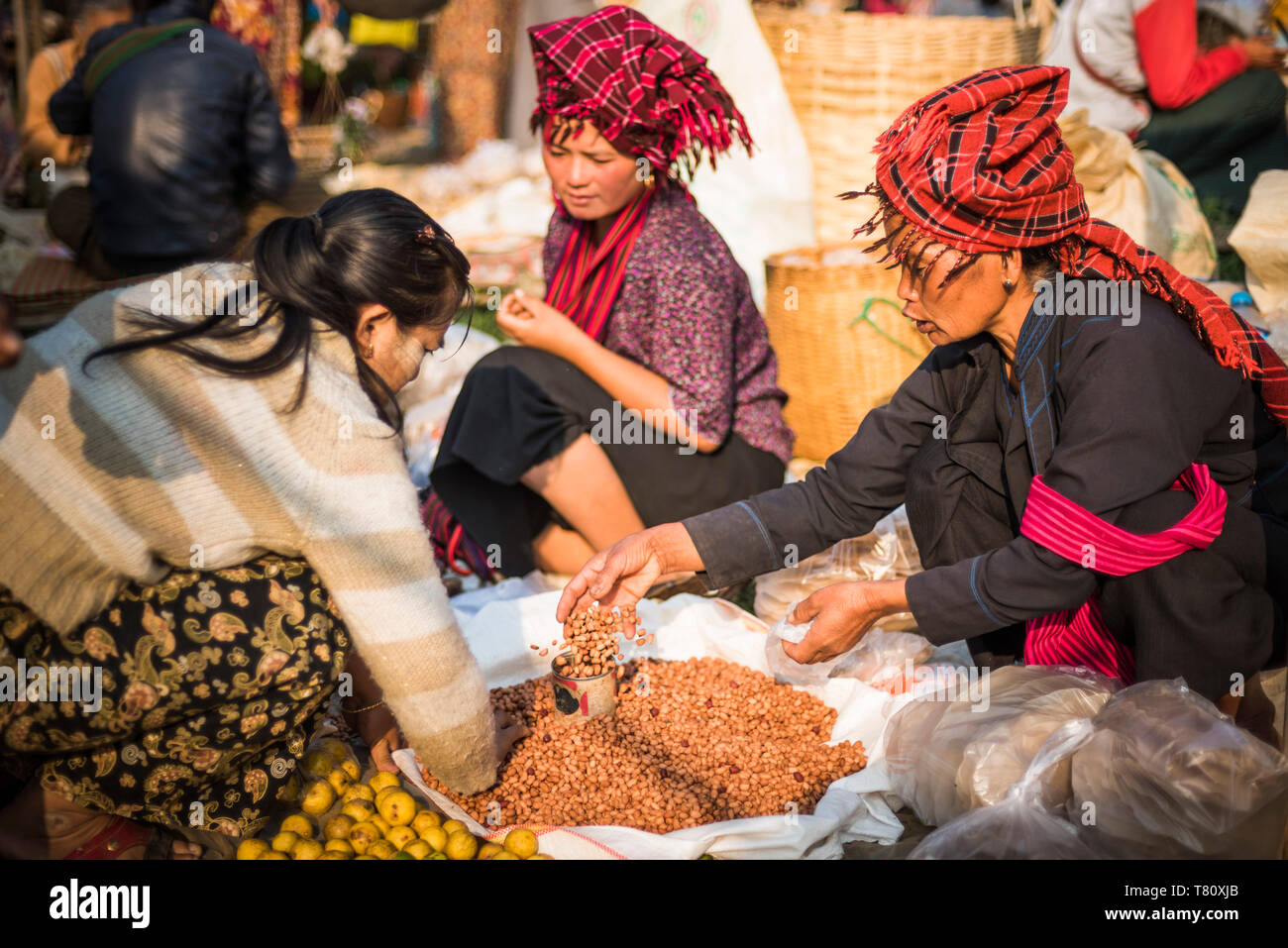 Pressione di stallo di mercato detenuta da pa-O tribù, Ywama Mercato, Lago Inle, Stato Shan, Myanmar (Birmania), Asia Foto Stock