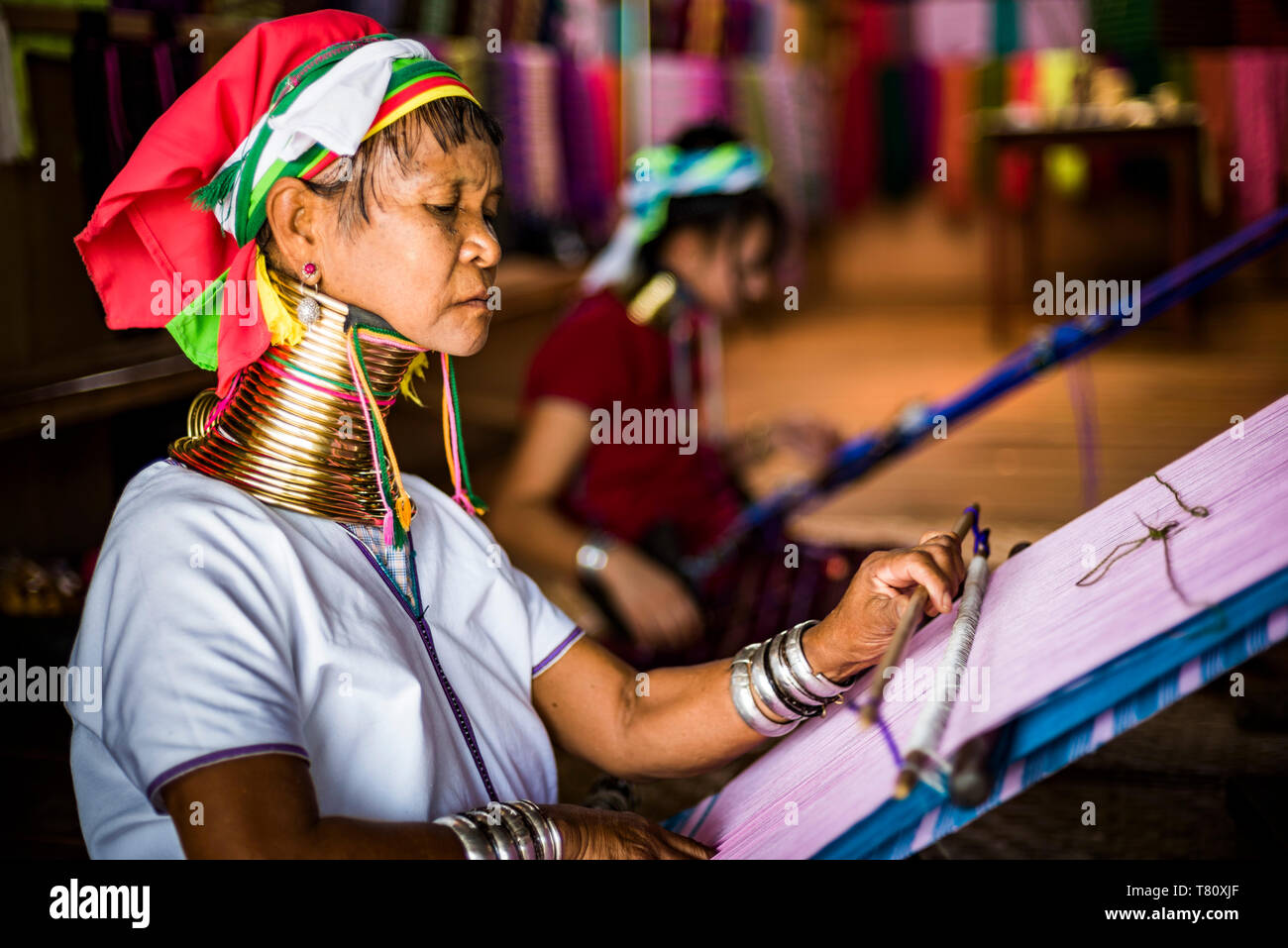 Collo lungo la donna da tribù Padaung la tessitura al Lago Inle, Stato Shan, Myanmar (Birmania), Asia Foto Stock