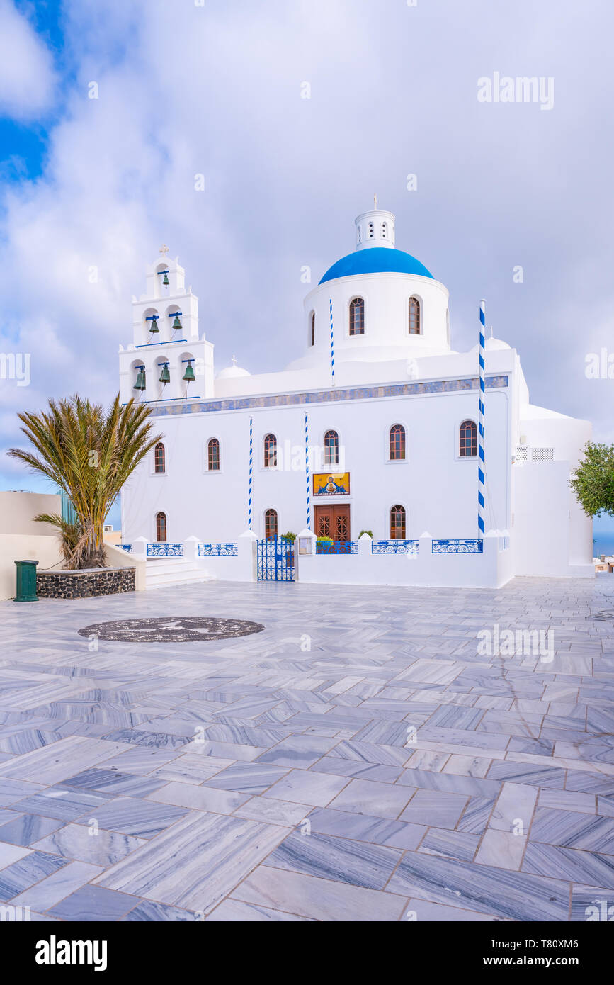 Bella bianca chiesa di Panagia con cupola blu nella piazza principale di Oia - Santorini, Grecia Foto Stock