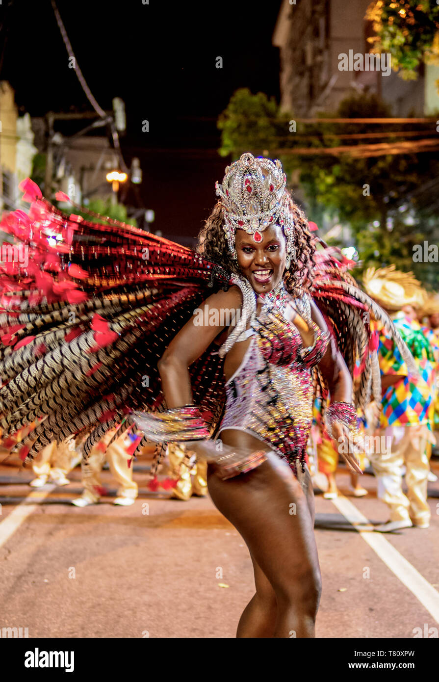 Samba danzatrice presso la sfilata di carnevale a Niteroi, Stato di Rio de Janeiro, Brasile, Sud America Foto Stock