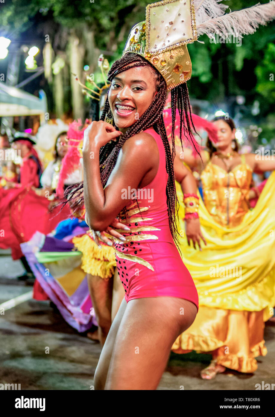 Samba danzatrice presso la sfilata di carnevale a Niteroi, Stato di Rio de Janeiro, Brasile, Sud America Foto Stock