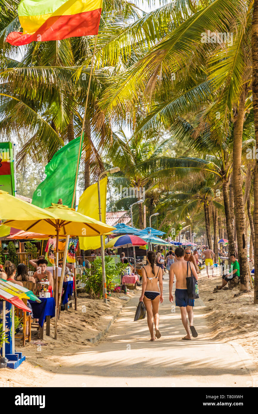 Chioschi lungo la spiaggia di Kamala in Phuket, Thailandia, Sud-est asiatico, in Asia Foto Stock