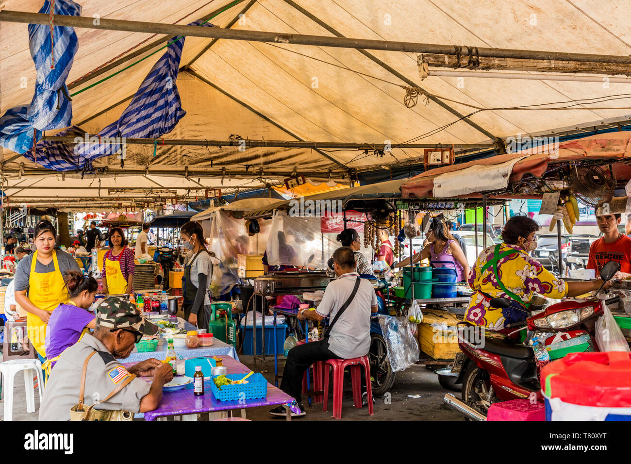 Il mercato notturno locale in Phuket citta vecchia, Phuket, Thailandia, Sud-est asiatico, in Asia Foto Stock