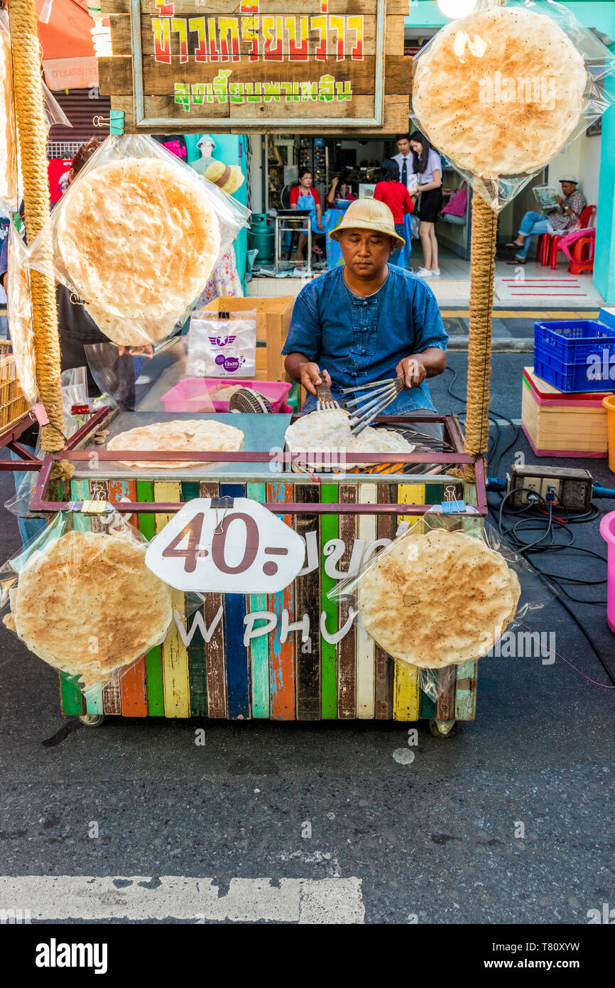 Thai chapatis essendo realizzati presso la famosa strada pedonale del mercato notturno in Phuket citta vecchia, Phuket, Thailandia, Sud-est asiatico, in Asia Foto Stock