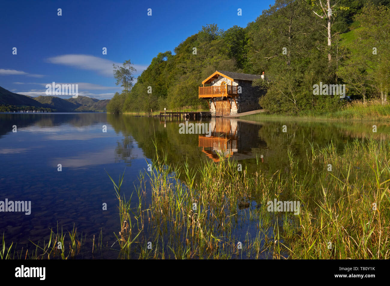 Il Duca di Portland boathouse sulla riva di Ullswater, Parco Nazionale del Distretto dei Laghi, Sito Patrimonio Mondiale dell'UNESCO, Cumbria, England, Regno Unito Foto Stock