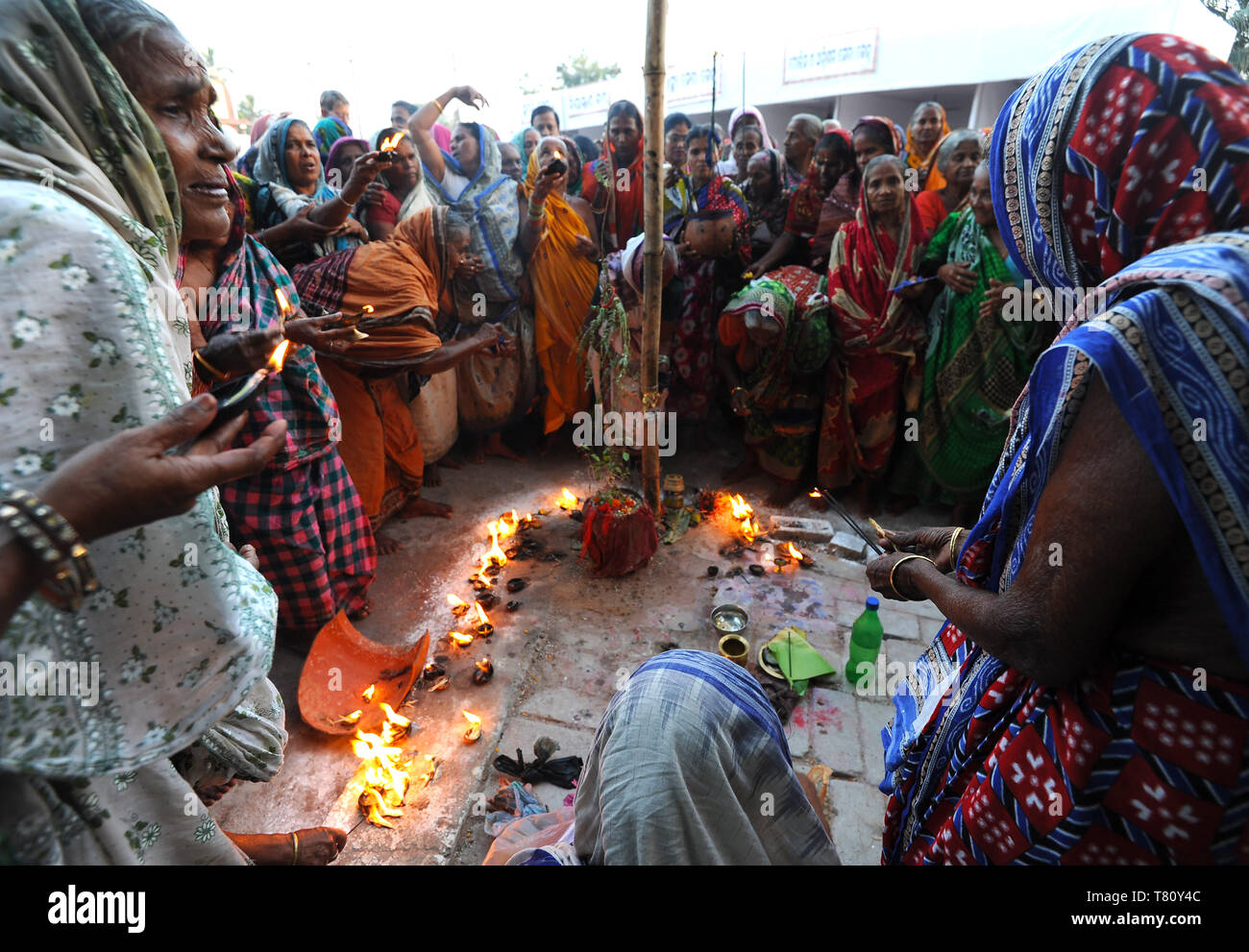 Le vedove si sono riuniti per celebrare la Kartika Brata mese festival lungo il digiuno insieme e masterizzazione di lampade puja, Puri, Odisha, India, Asia Foto Stock