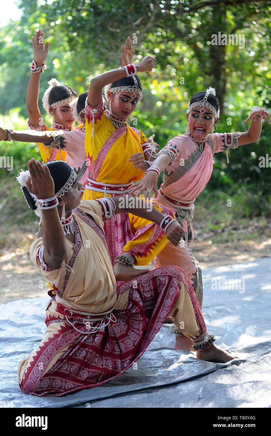 Danzatori Gotipua in costume e di eseguire la tradizionale danza Gotipua nel villaggio rurale, Odisha, India, Asia Foto Stock