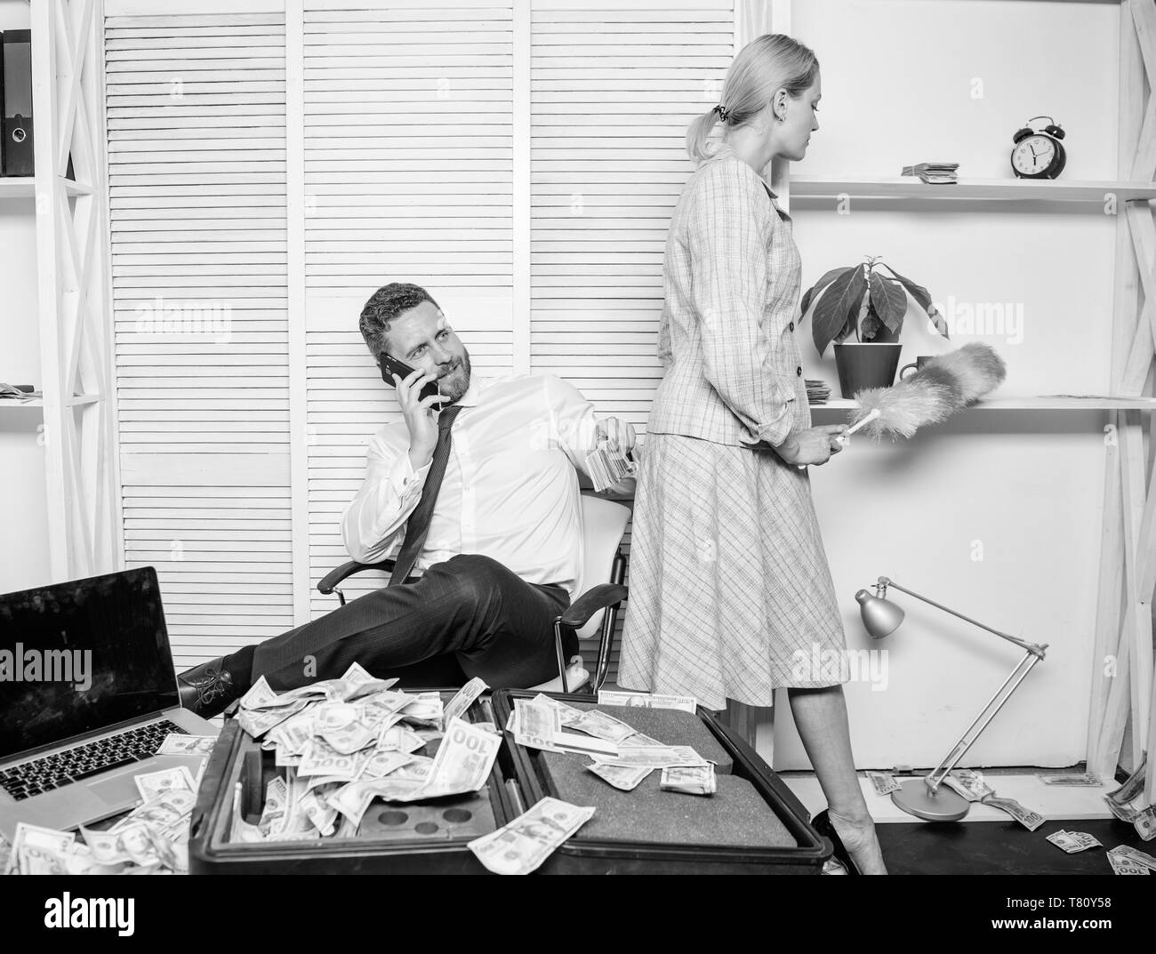 Il concetto di discriminazione. La parità di diritti per il lavoro di istruzione e di stipendio. La discriminazione di genere nella vita aziendale. Femmina di discriminazione sul posto di lavoro. Donna pulizia ufficio mentre boss conteggiare denaro. Foto Stock