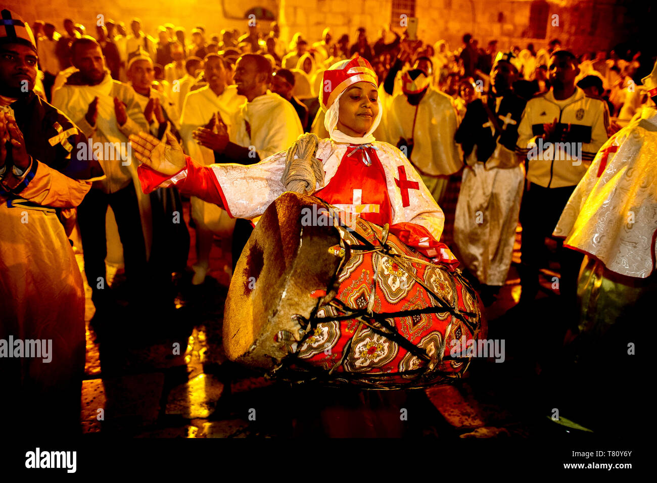 Ortodossa Etiope cristiani celebrare la Veglia pasquale al di fuori della Chiesa del Santo Sepolcro di Gerusalemme, Israele, Medio Oriente Foto Stock