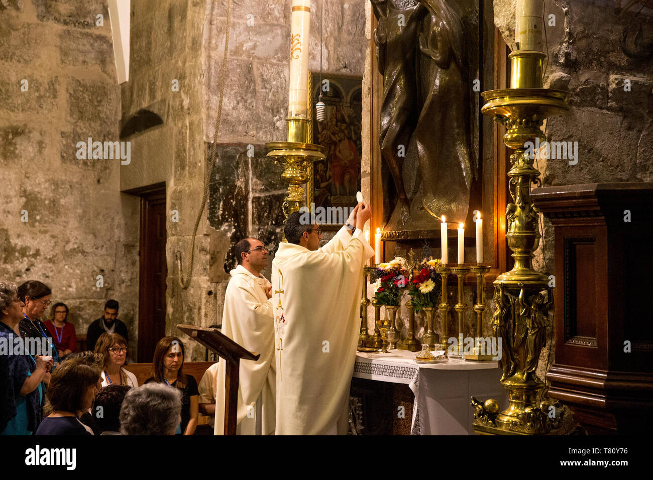 Pellegrini cattolici in Adorazione presso la chiesa del Santo Sepolcro di Gerusalemme, Israele, Medio Oriente Foto Stock