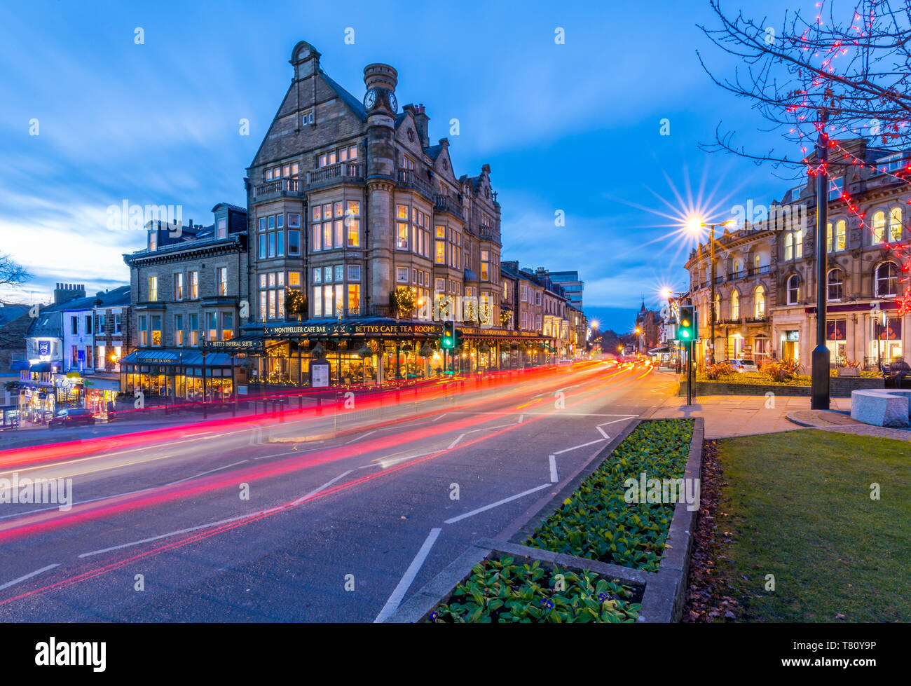 Vista del Parlamento Street a Natale, Harrogate, North Yorkshire, Inghilterra, Regno Unito, Europa Foto Stock