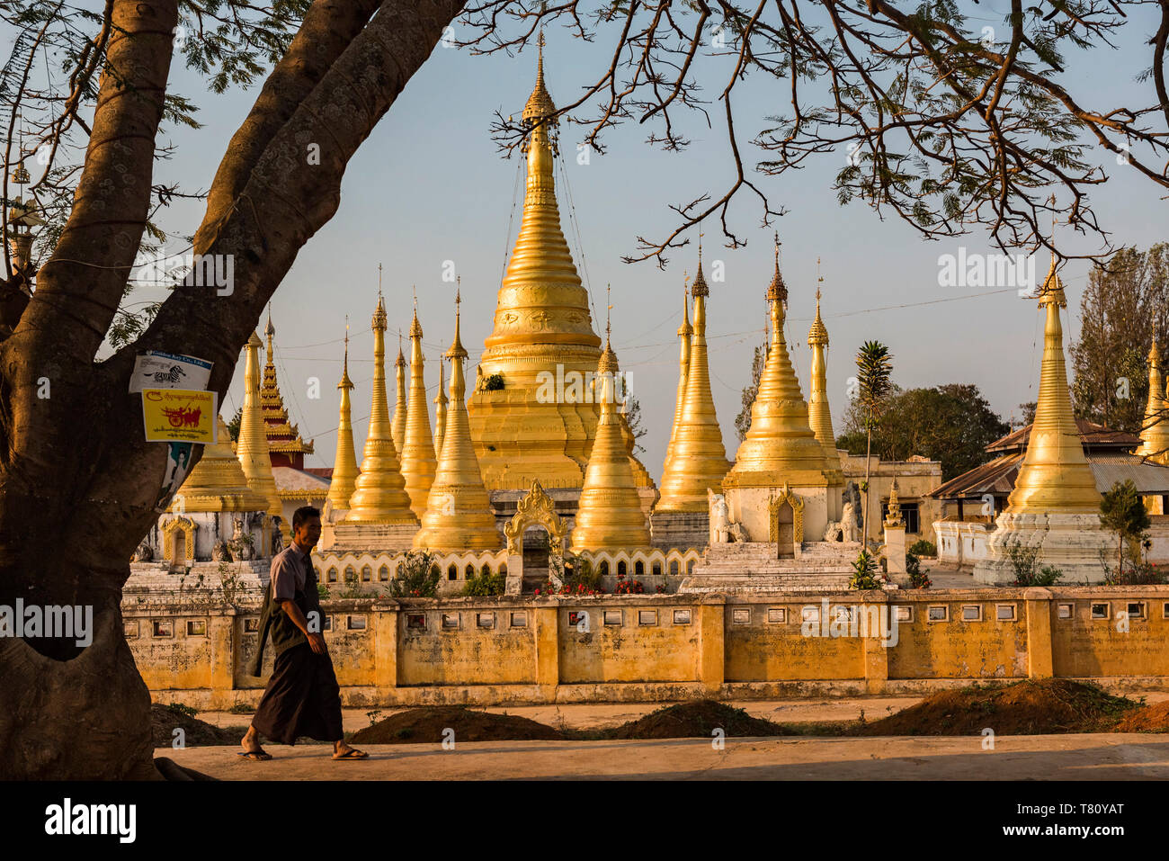 Scena di strada con il monaco buddista, Pindaya, Stato Shan, Myanmar (Birmania) Foto Stock
