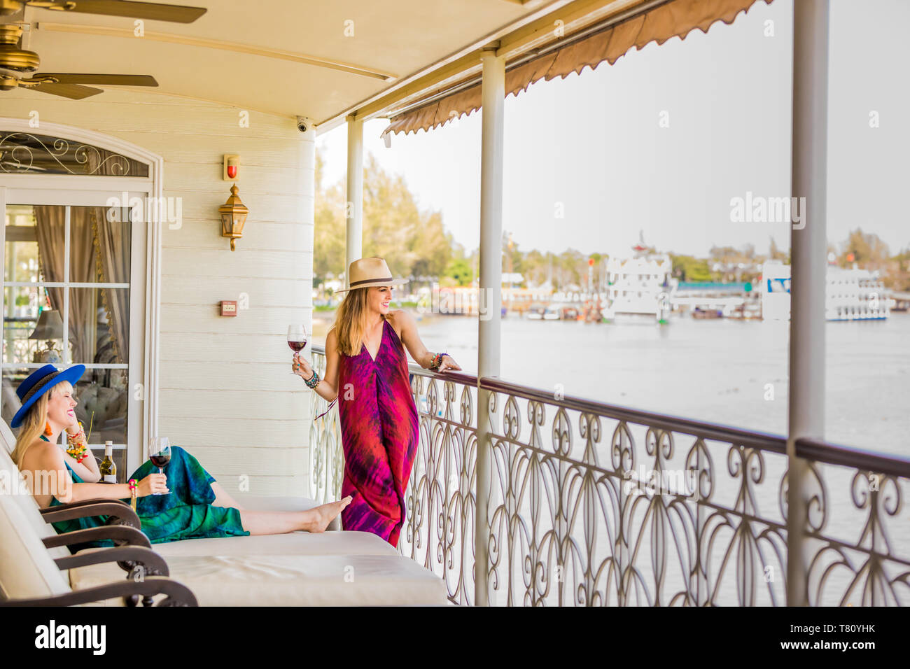 Donne americane i turisti a bordo del Mekong Princess, come si naviga il Delta del Mekong dalla Cambogia al Vietnam. Foto Stock