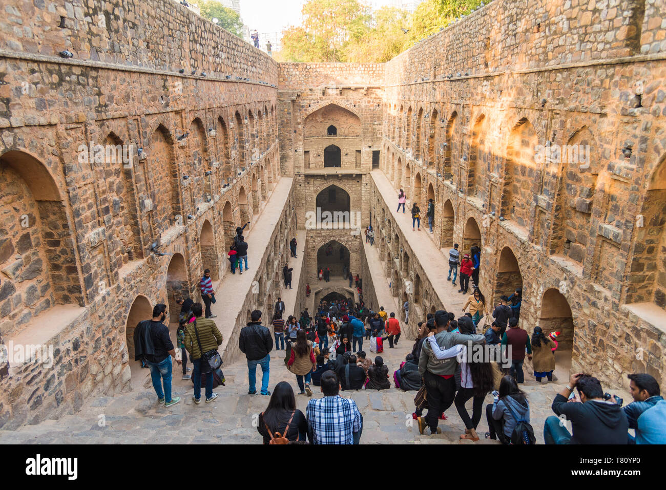 Gruppi di persone a Agrasen ki Baoli, un passo storico ben su Hailey Road vicino a Connaught Place, New Delhi, India, Asia Foto Stock