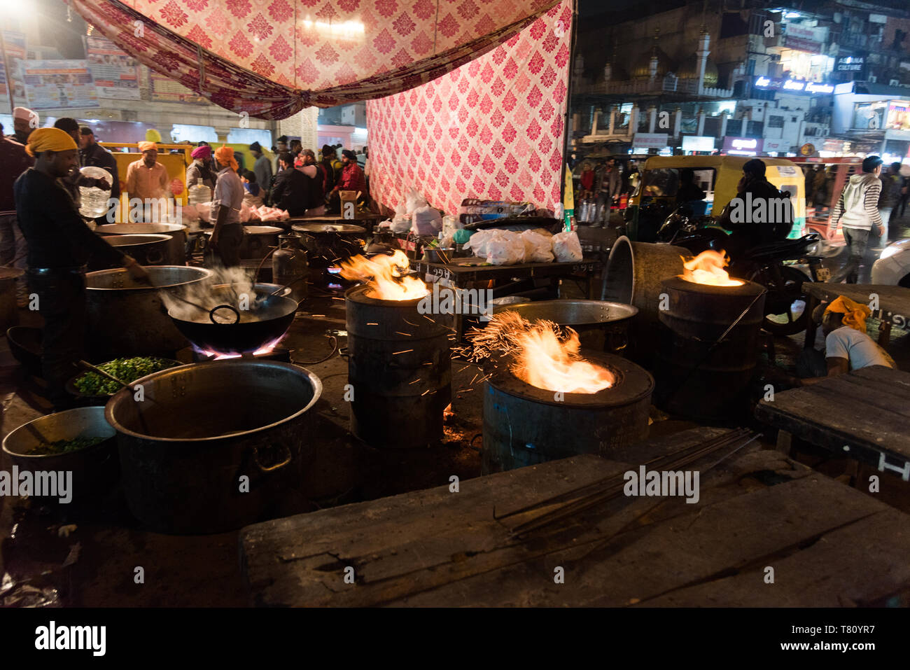 Piatti fiammeggianti sulle strade come uomini di preparare il cibo per il Chandni Chowk Gudurwara, Delhi, India, Asia Foto Stock