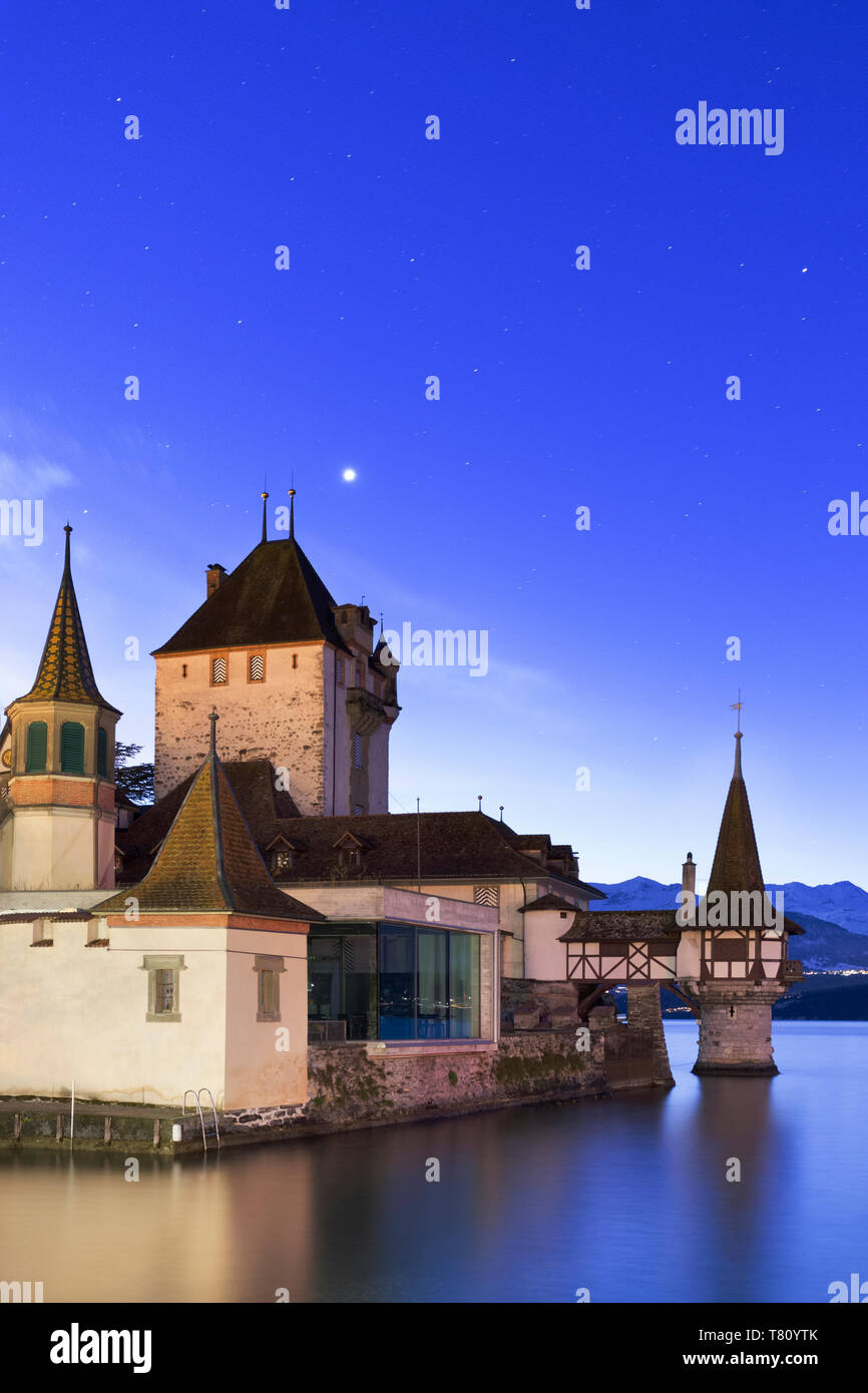 Notte al castello di Oberhofen am Thunersee, cantone di Berna, Svizzera, Europa Foto Stock