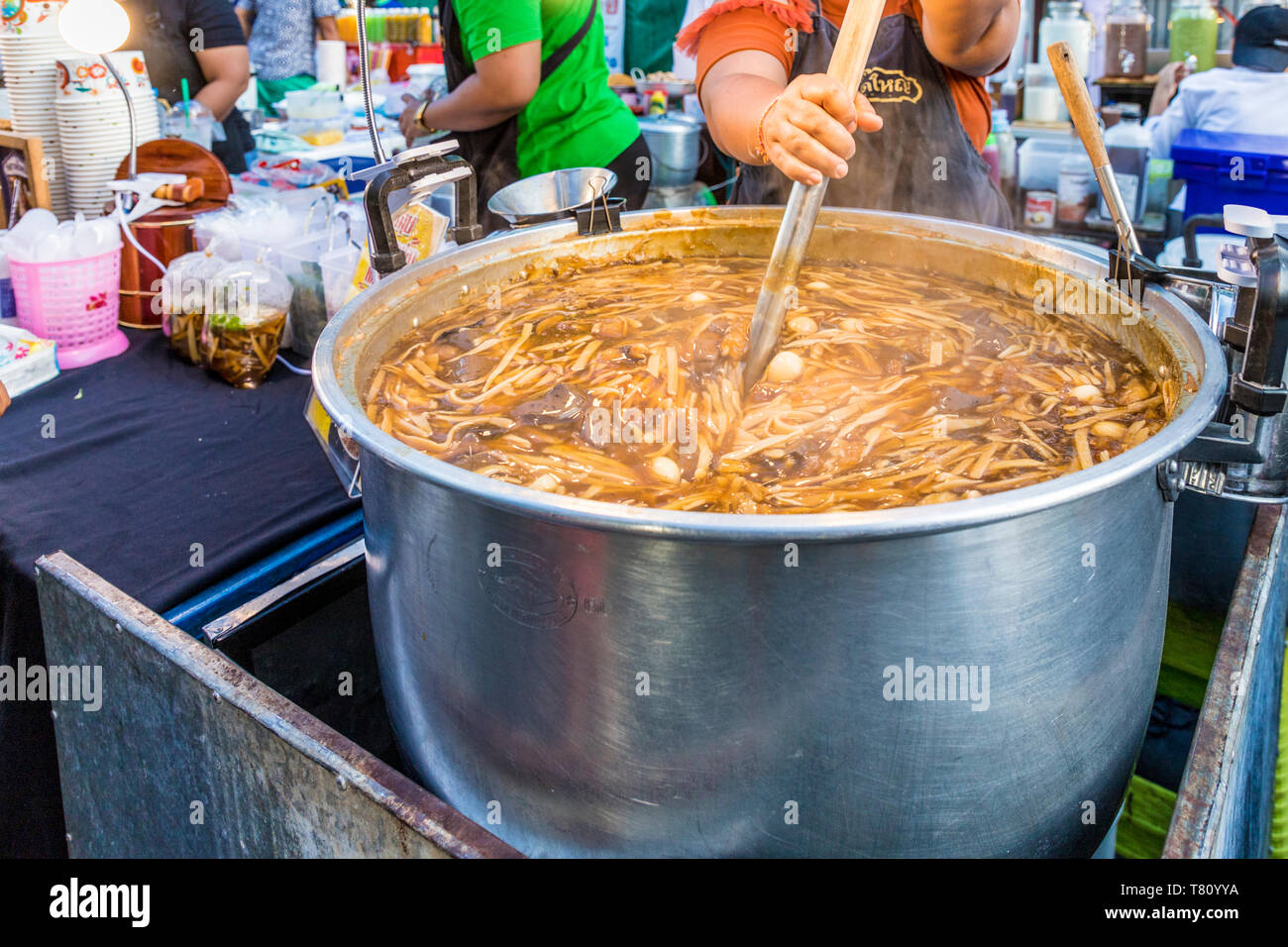 Un noodle in stallo presso la famosa strada pedonale del mercato notturno in Phuket citta vecchia, Phuket, Thailandia, Sud-est asiatico, in Asia Foto Stock