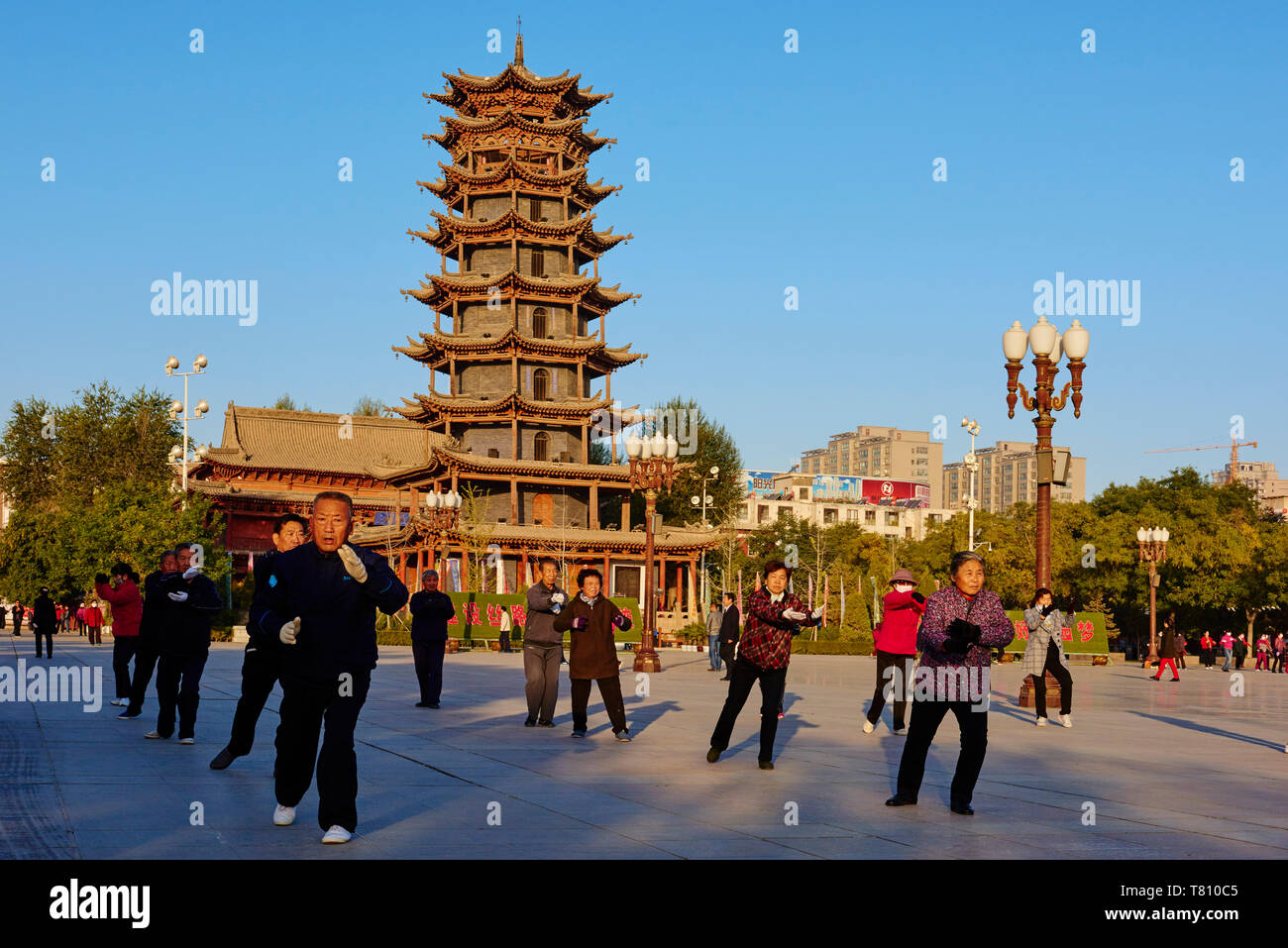 Esercizi del mattino davanti alla pagoda in legno sulla piazza principale, Zhangye, provincia di Gansu, Cina e Asia Foto Stock