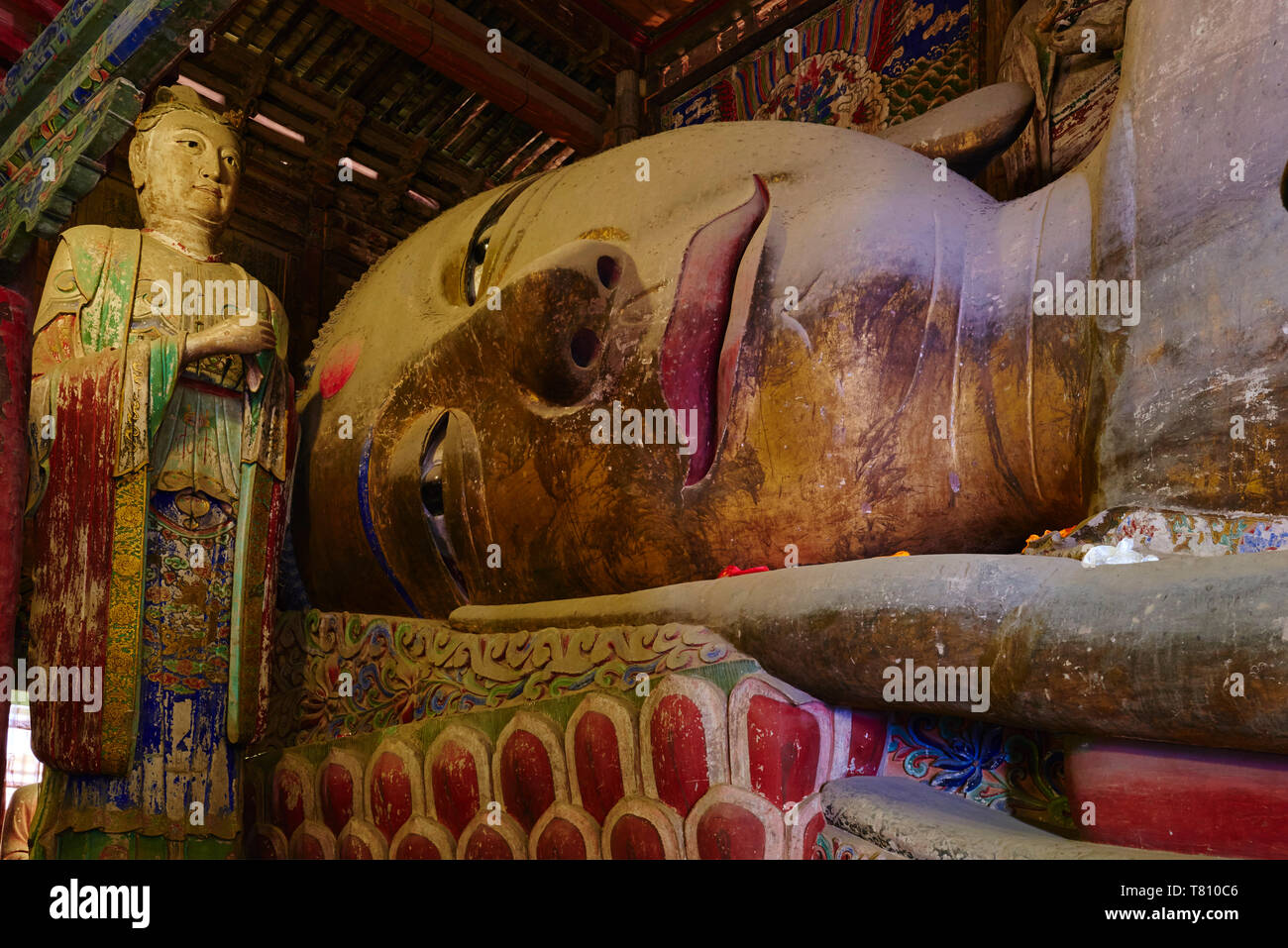 Il 35m lungo sleeping Buddha, il Grande Tempio del Buddha, Zhangye, provincia di Gansu, Cina e Asia Foto Stock