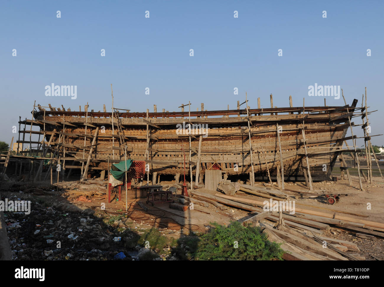 Ocean andando dhow, costruiti a mano da Sal di legno in 400 anni di tradizione, sul fiume Rukmavati, Mandvi, Gujarat, India, Asia Foto Stock