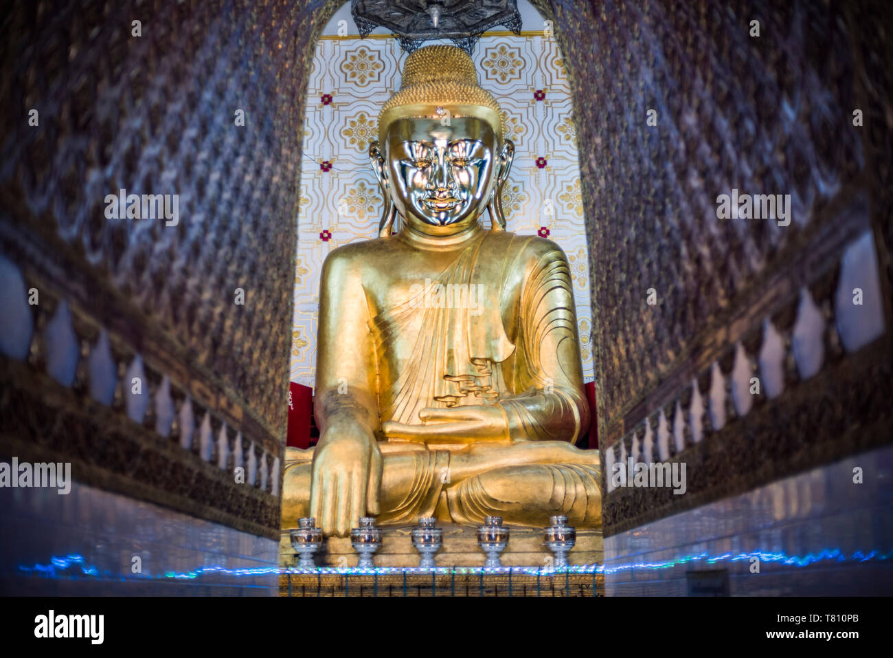 Oro statua del Buddha in un tempio buddista a Lago Inle, Stato Shan, Myanmar (Birmania), Asia Foto Stock