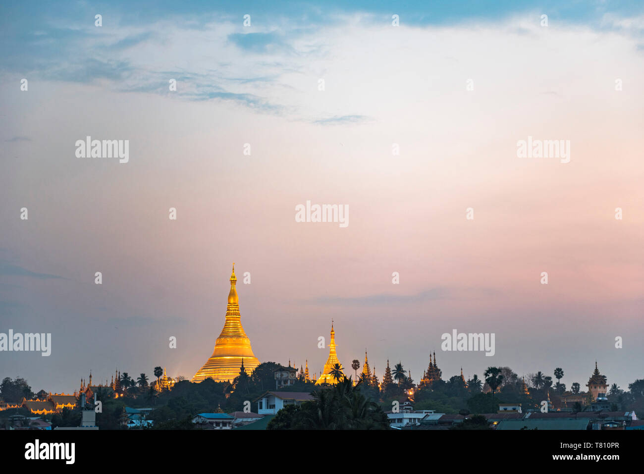Shwedagon pagoda al tramonto, Yangon (Rangoon), Myanmar (Birmania), Asia Foto Stock