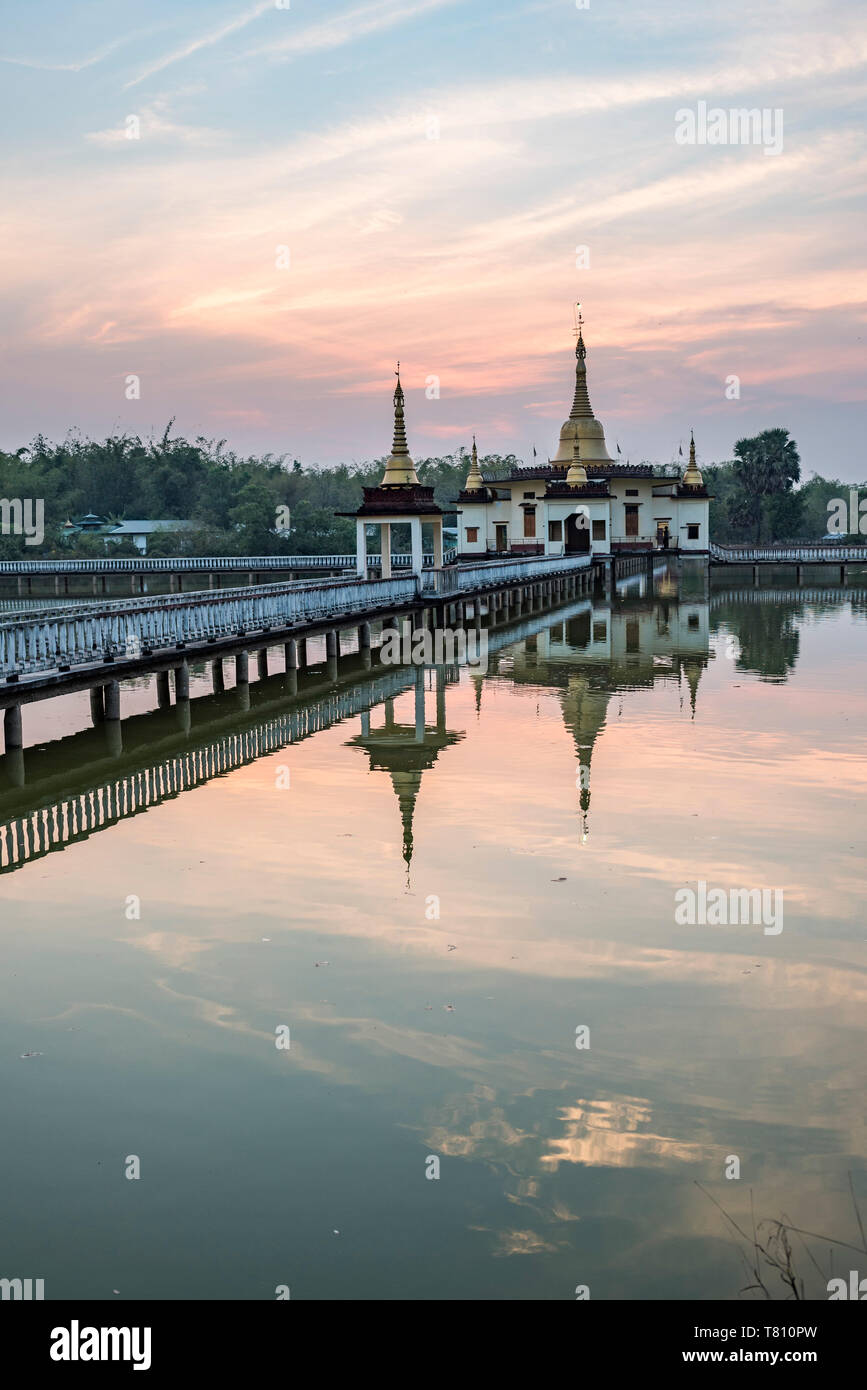 Il Tempio del Serpente (Mwe Paya) al tramonto, Dalah, attraverso il fiume da Yangon (Rangoon), Myanmar (Birmania), Asia Foto Stock