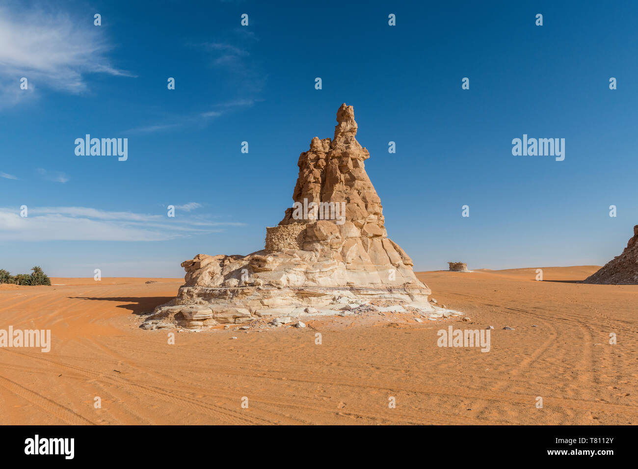 Torre di pietra arenaria in un lago di acqua salata nel nord del Ciad, Africa Foto Stock
